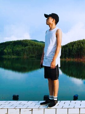 「个人原创面料のアイテム（タンクトップ、ホワイト系）」を使った、荣小尚さん（メンズ）の夏コーディネート