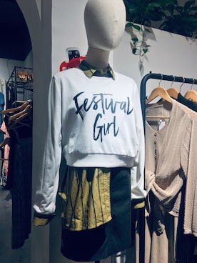 「杂牌のアイテム（パーカー、ホワイト系）」を使った、荣小尚さん（メンズ）の秋コーディネート