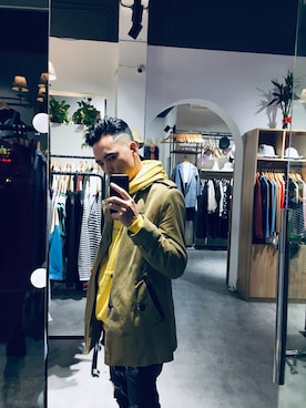 「美特斯邦威のアイテム（トレンチコート、ベージュ系）」を使った、荣小尚さん（メンズ）の秋コーディネート