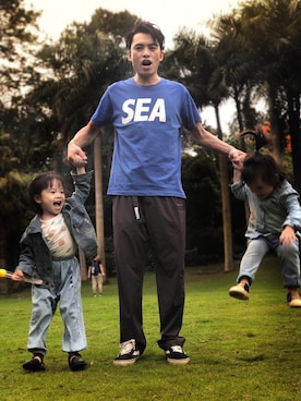 「日常」｜「アイテム（チノパンツ）」を使った、荣小尚さん（メンズ・170cm）の春コーディネート