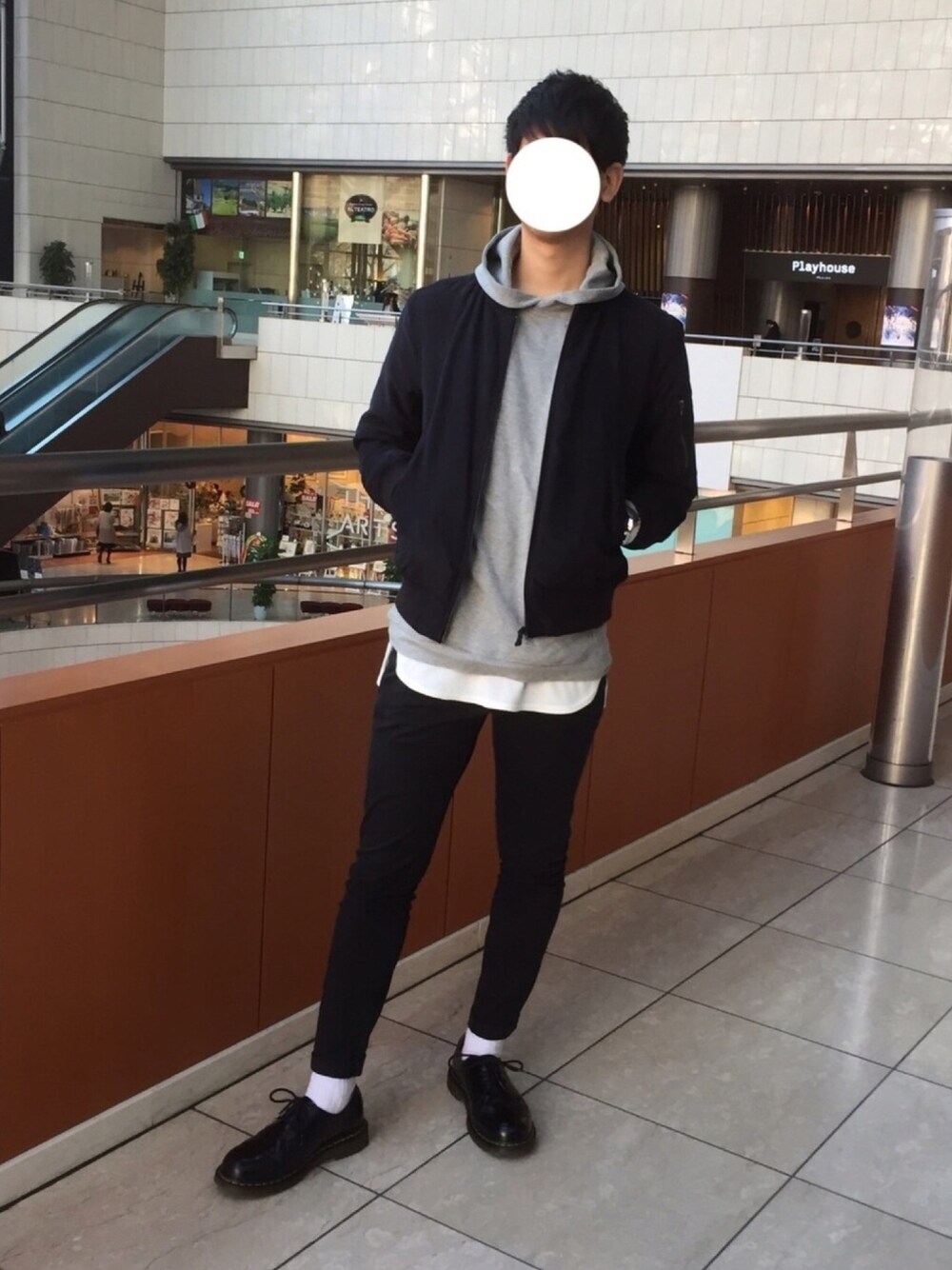 グレー系のパーカー、ホワイト系のTシャツ/カットソー、ブラック系のその他パンツを着用したメンズの冬コーディネートの1枚目の写真