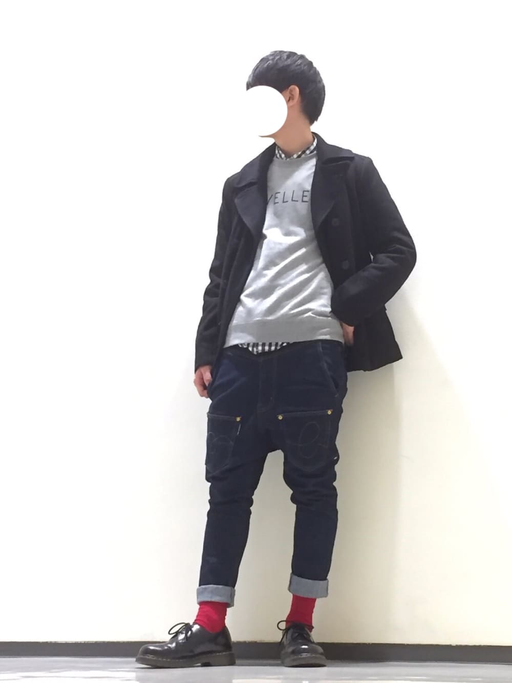 グレー系のスウェット、ブラック系のシャツ/ブラウス、ブルー系のデニムパンツを着用したメンズの冬コーディネートの1枚目の写真