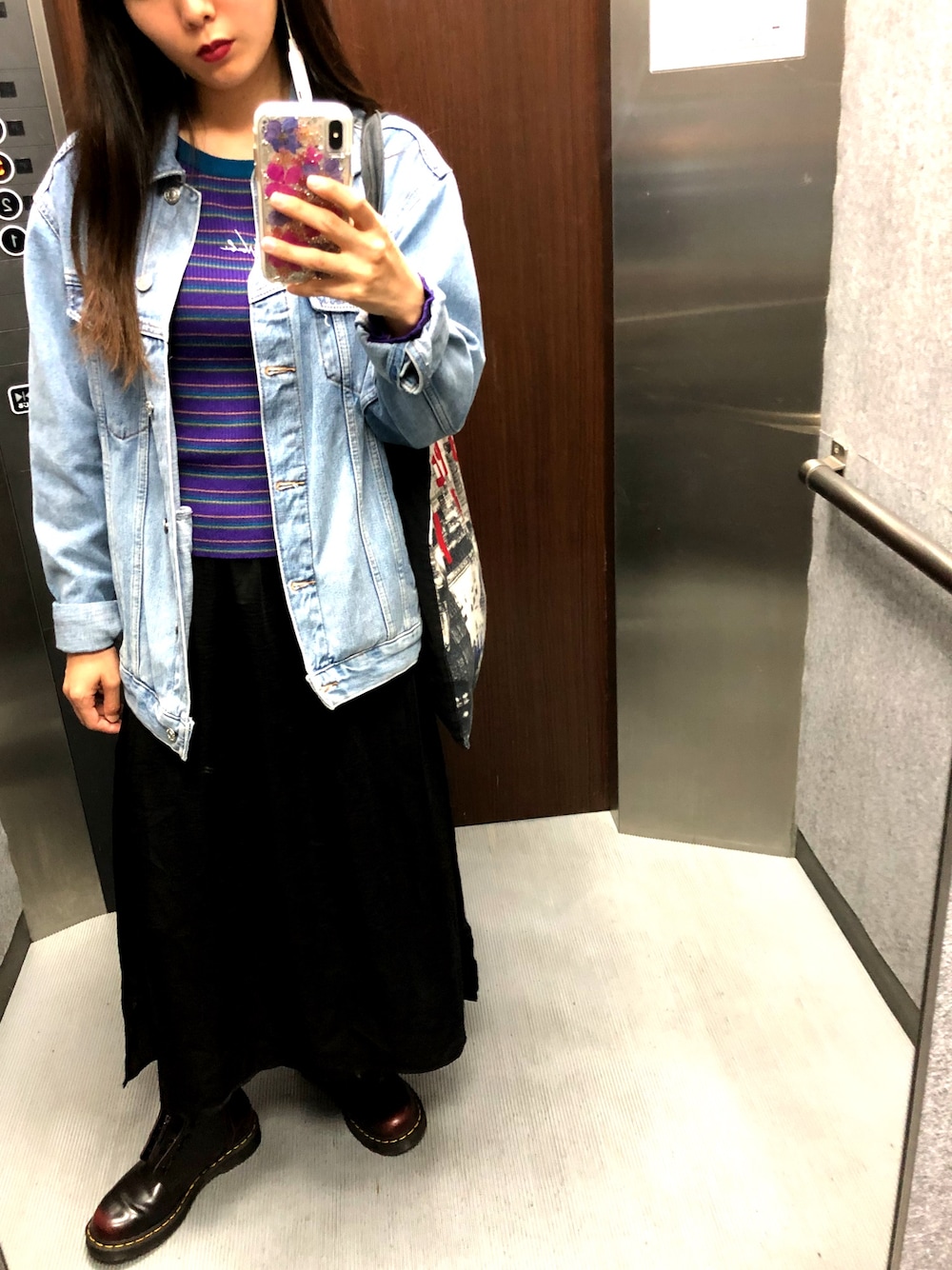 「autumn look、カジュアル、パープルニット、ジージャン、TOPSHOP、WHO’S WHO gallery、ドクターマーチン、ニット」｜「TOPSHOPのMOTO VINTAGE OVERSIZE JACKET（デニムジャケット、ブルー系）」を使った、マユさん（レディース・159cm）の秋コーディネートの1枚目の写真