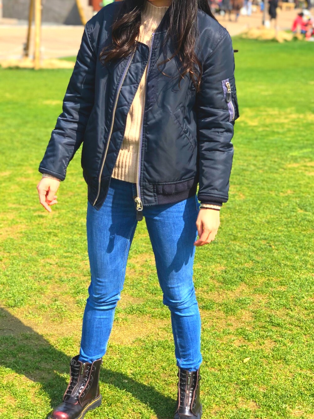 「MA-1、ハイネックニット、スキニーデニム、ドクターマーチン、Dr.Martens、moussy、dholic、シンプル、spring」｜「MOUSSYのWIDE SLEEVE BOMBER JK（その他アウター、ブラック系）」を使った、マユさん（レディース・159cm）の春コーディネートの1枚目の写真