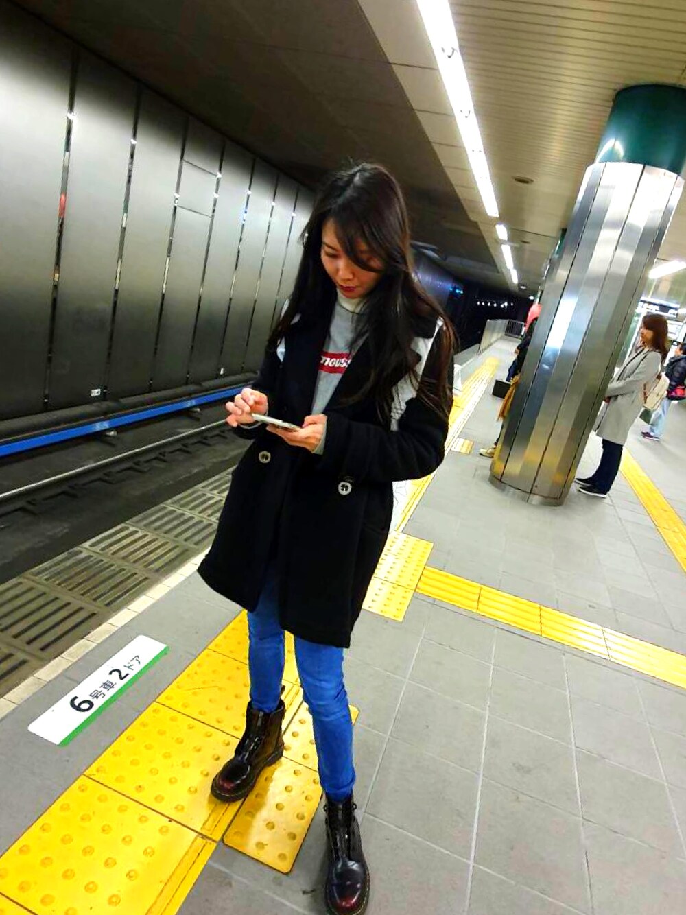 「adidas、リュック、Dr.Martens、moussy、ZARA、JEANASiS、トレーナー、sporty」｜「adidasのオリジナルス リュック バックパック[BACKPACK ROLL TOP]（バックパック/リュック、ホワイト系）」を使った、マユさん（レディース・159cm）の春コーディネートの1枚目の写真