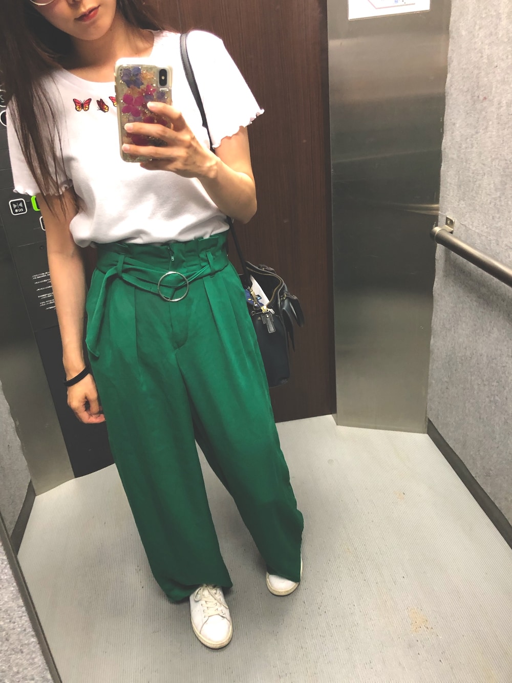 「summer、白×緑、ホワイト、グリーン、テロテロパンツ、adidas、スタンスミス、sportsgirl」｜「sportsgirlのアイテム（Tシャツ/カットソー、ホワイト系）」を使った、マユさん（レディース・159cm）の夏コーディネートの1枚目の写真