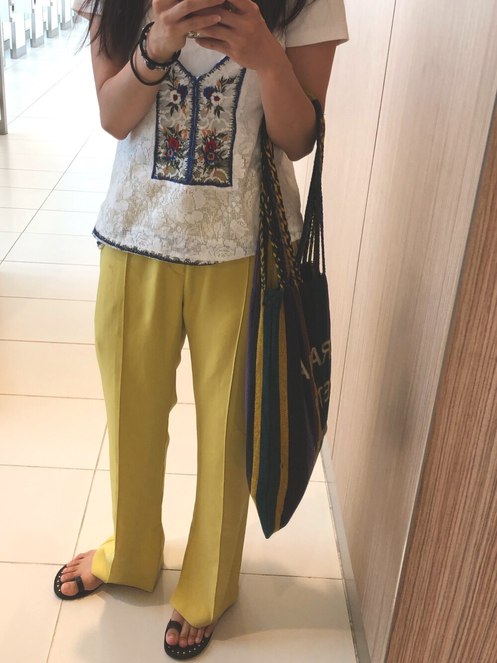 「フレアパンツ、ユニクロ、クルーネック、RANDA、KBF、niko and ...、サマーコーデ、TOPSHOP」｜「UNIQLOのクルーネックT（半袖）（Tシャツ/カットソー、ホワイト系）」を使った、マユさん（レディース・159cm）の夏コーディネートの1枚目の写真