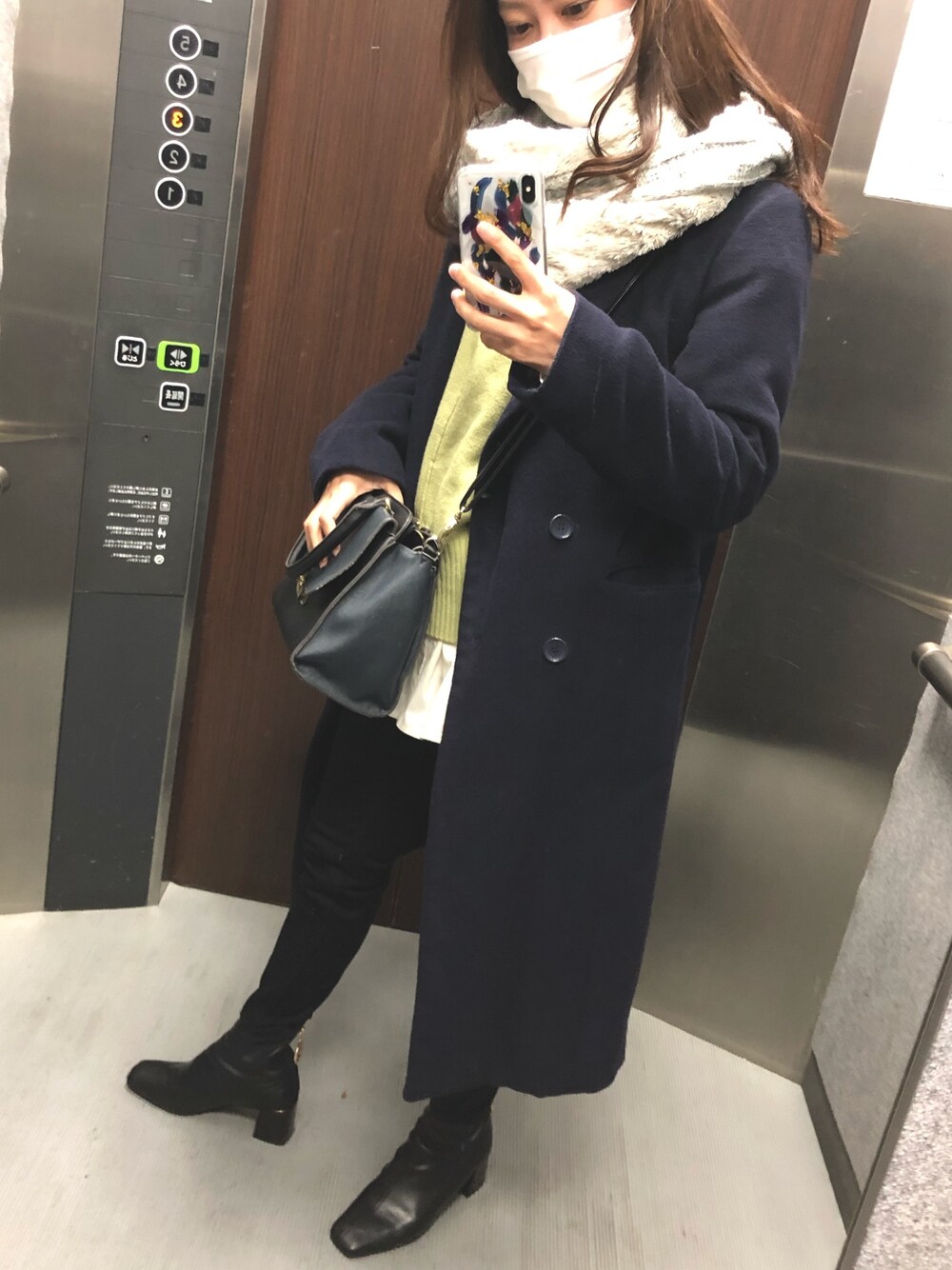 「ニット、ハイネックニット、RANDA、スキニー、moussy、LOWRYS FARM、Kastane、ブラウス」｜「Kastaneのレザーライクシャツ/オーバーシャツ/シアーシャツ（シャツ/ブラウス、ホワイト系）」を使った、マユさん（レディース・159cm）の冬コーディネートの1枚目の写真
