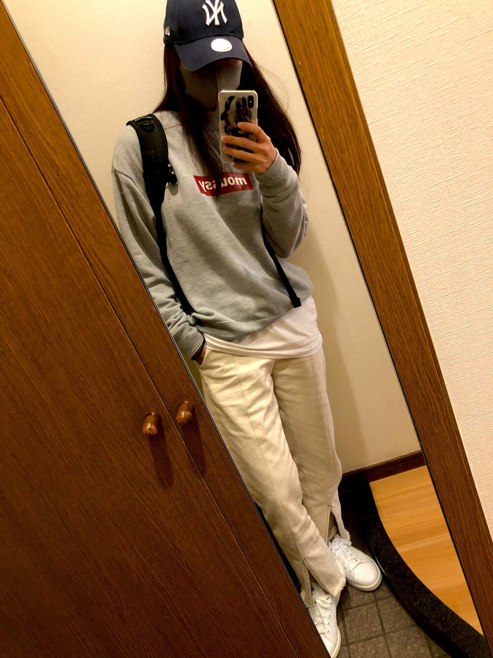 「カジュアル、スポーティ、moussy、スウェット、KBF、スタンスミス、キャップ、春コーデ」｜「MOUSSYのearly moussy POJ（スウェット、グレー系）」を使った、マユさん（レディース・159cm）の春コーディネートの1枚目の写真