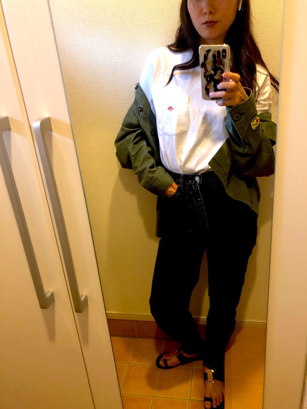 「休日スタイル、moussy、サンダル、RANDA、シンプル、半袖、Tシャツ」｜「MOUSSYのWAPPEN BOX MILITARY SH（ミリタリージャケット、グリーン系）」を使った、マユさん（レディース・159cm）の春コーディネートの1枚目の写真