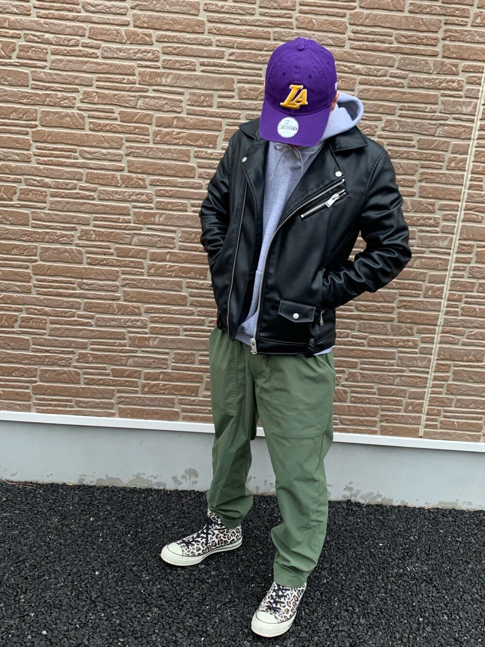 「シンプルコーデ、おしゃれさんと繋がりたい、スニーカーコーデ、休日コーデ、キャップ、黒、スニーカー、スニーカー好きと繋がりたい」｜「ZARAのアイテム（ライダースジャケット、ブラック系）」を使った、naopさん（メンズ・170cm）の春コーディネートの1枚目の写真