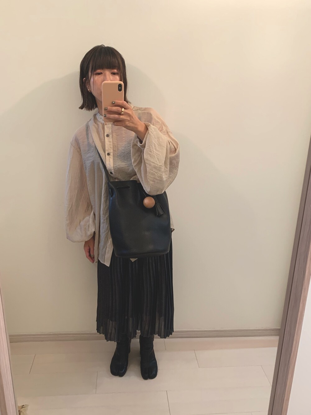 「秋のマイ旬スタイル、オトナ女子、オトナカジュアル、巾着バッグ」｜「NEUNAのアースカラーシアーバルーン袖シャツ（シャツ/ブラウス、ベージュ系）」を使った、じんさん（レディース・154cm）の秋コーディネートの1枚目の写真