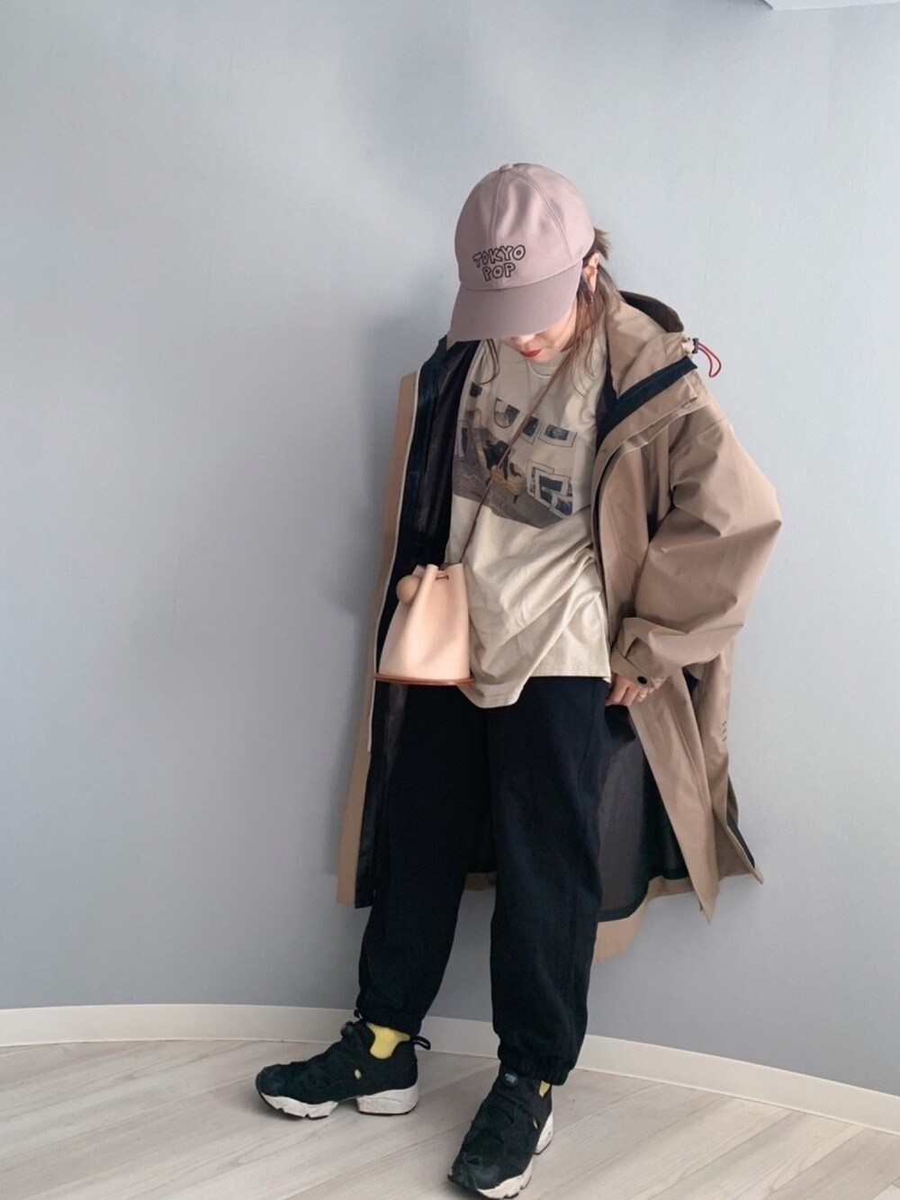 「大人カジュアル、春めきシューズ、パンツスタイル、スウェットパンツ、スウェット、ゆるコーデ、ラクチンコーデ、低身長、巾着バッグ、プリントT」｜「Building Blockのアイテム（バッグ、ベージュ系）」を使った、じんさん（レディース・154cm）の春コーディネートの1枚目の写真