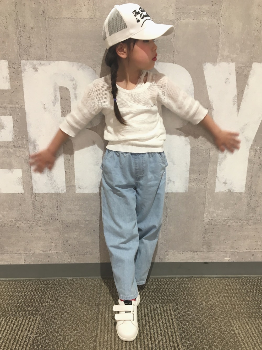 「ホワイト、デニム、ゆるカジ、メッシュ、メッシュキャップ、だぼだぼ、キッズファッション、シンプルコーデ、夏」｜「BdeRのBdeR/ロゴキャップ（キャップ、ホワイト系）」を使った、しょこらさん（キッズ・110cm）の春コーディネートの1枚目の写真
