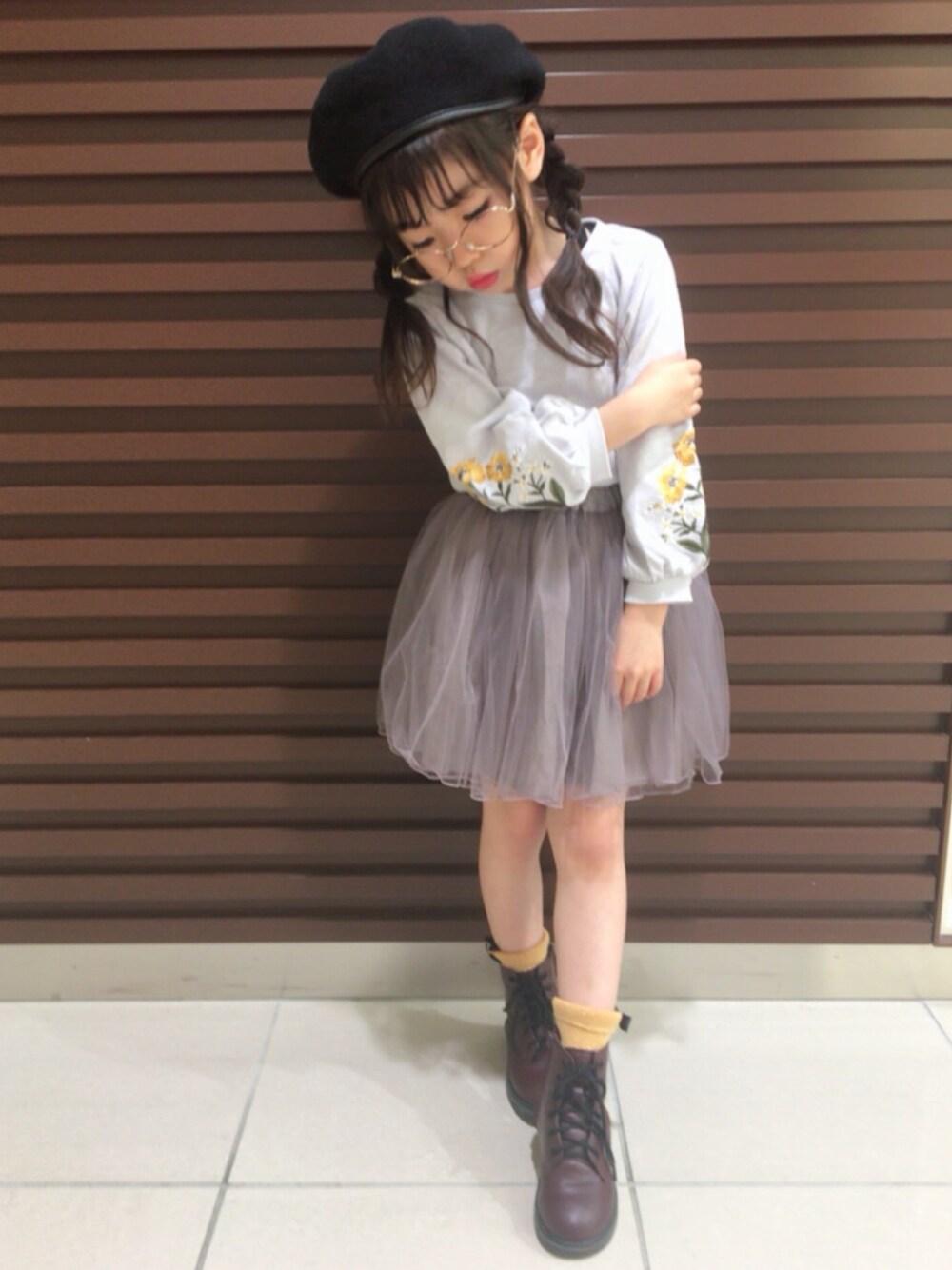 「ベレー帽、レザー、お気に入り、買いに行った、袖ボリューム、袖刺繍、チュールスカート、くすみカラー、小学生」｜「petit mainの袖刺繍入り長袖トレーナー（スウェット、ブルー系）」を使った、しょこらさん（キッズ・110cm）の秋コーディネートの1枚目の写真