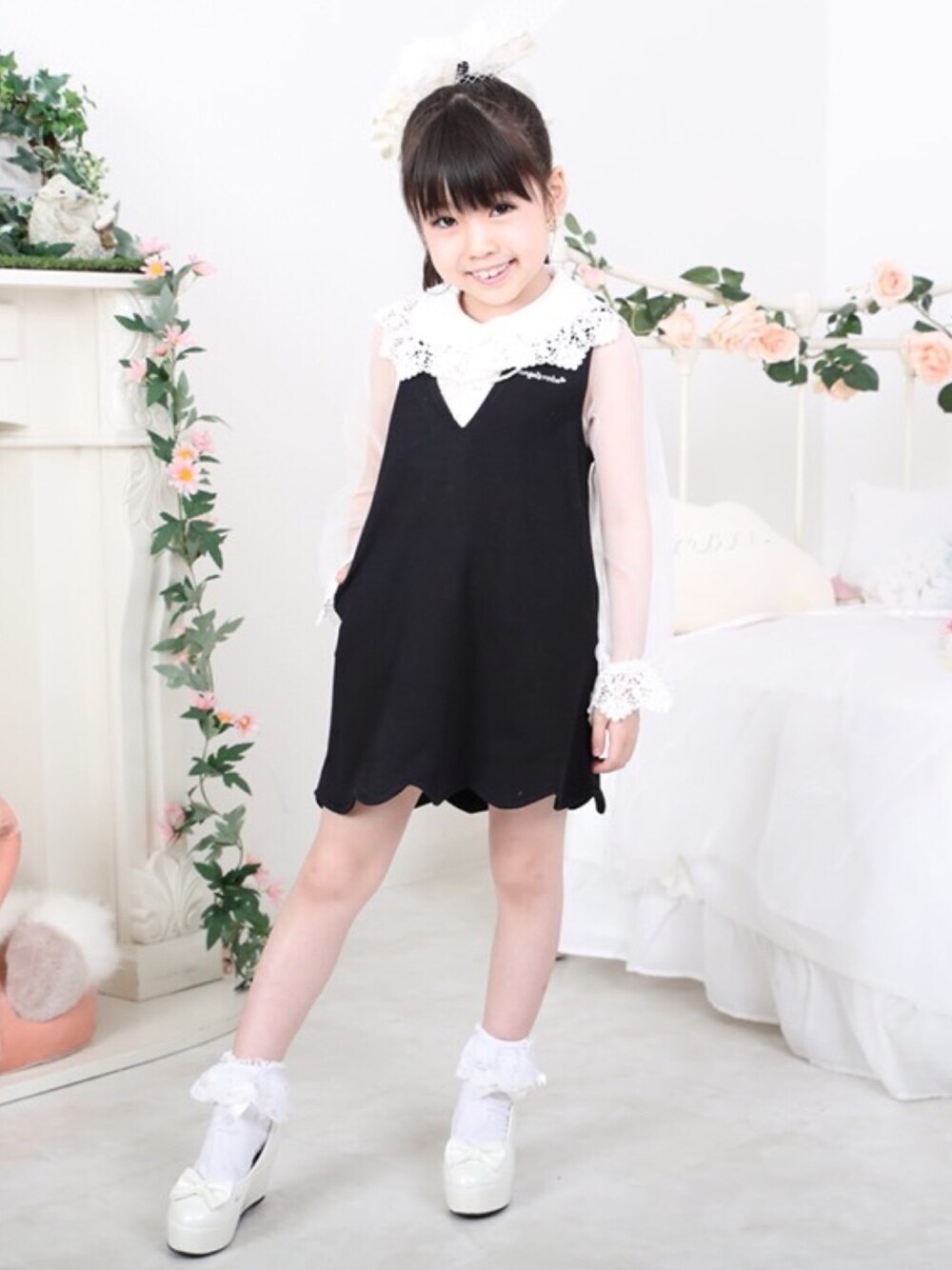 「透け感、透けブラウス、フリル、お出かけコーデ、フォーマルスタイル、結婚式、キッズコーデ、小学生、夏のワントーンコーデ」｜「天使のドレス屋さんのアイテム（オールインワン・サロペット、ブラック系）」を使った、しょこらさん（キッズ・110cm）の夏コーディネートの1枚目の写真