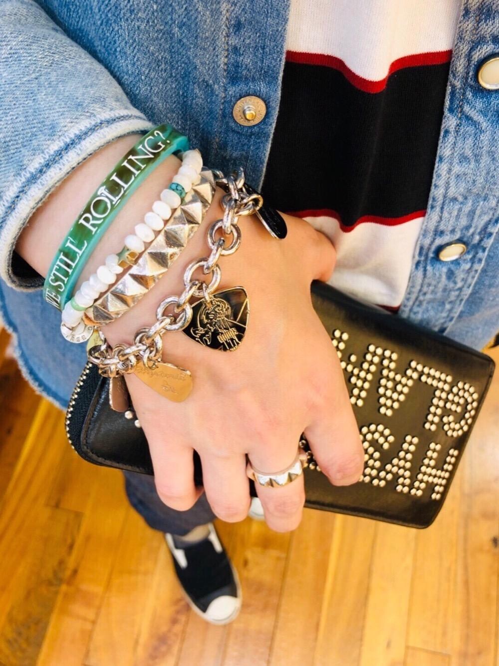 「デニム、カジュアル、スタッズ、ブレス、Hysteric Glamour、バングル、夏コーデ、お財布、ヒステリックグラマー」｜「HYSTERIC GLAMOURのスタッズリング（リング、シルバー系）」を使った、sakataさん（レディース・159cm）の春コーディネートの1枚目の写真