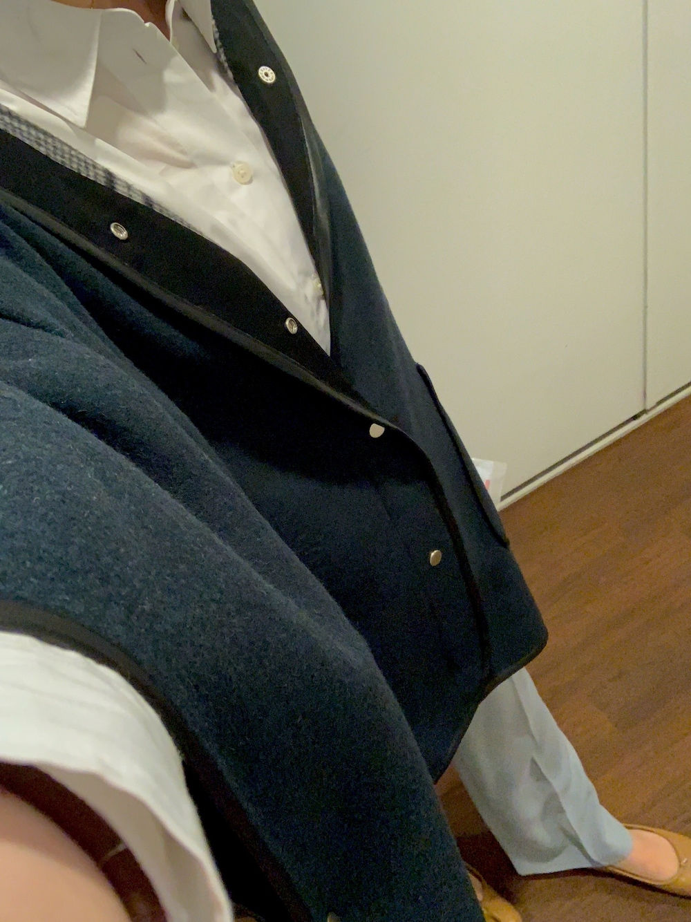 グリーン系のポンチョ、ホワイト系のシャツ/ブラウス、ブルー系のその他パンツを着用したレディースの春コーディネートの1枚目の写真