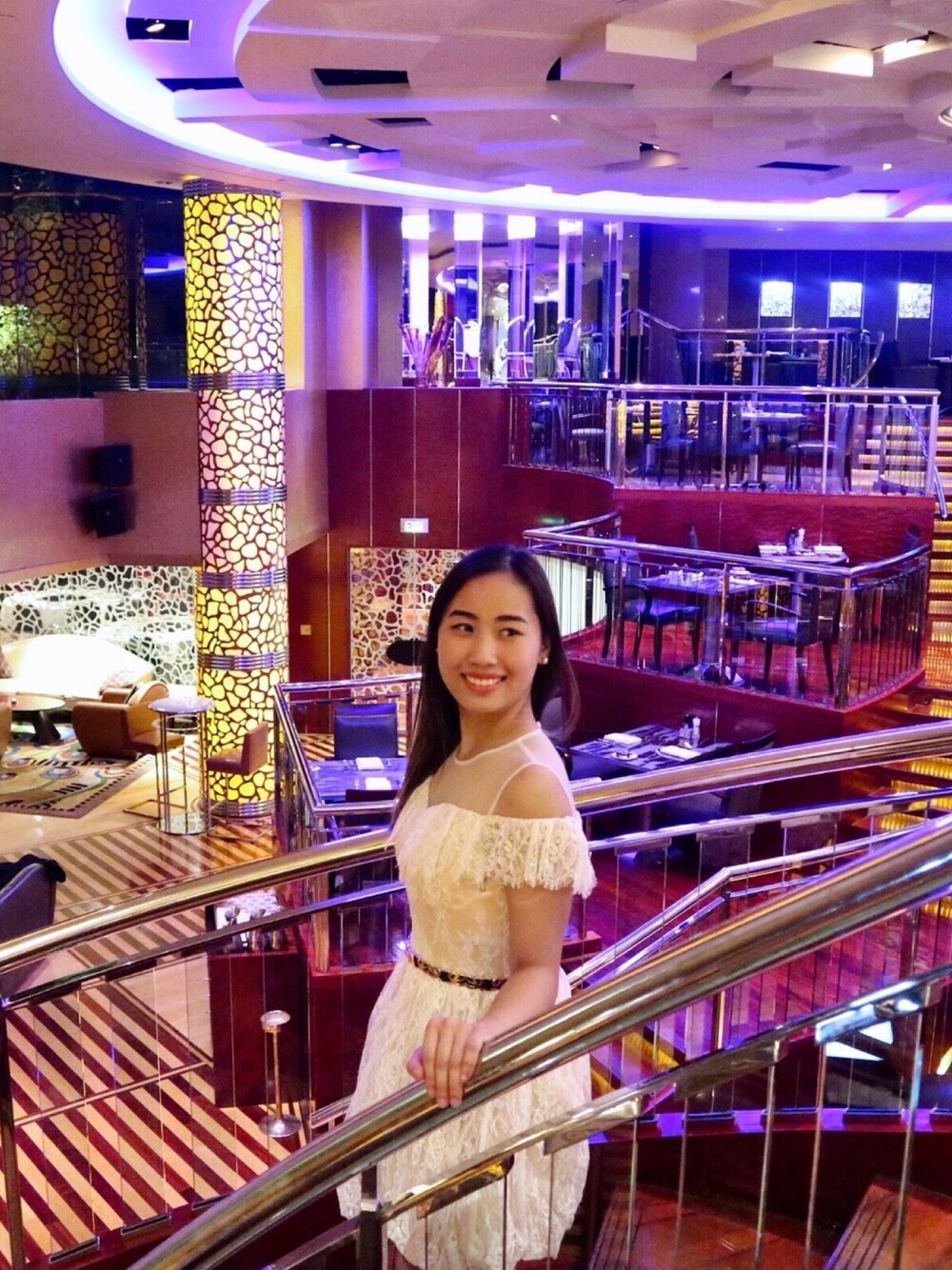 「dress、cocktaildress_vogue、girl、minidress、lace、HOTEL、girly、LOVE、fashion、fashion blogger」｜「Chi Chi Londonのアイテム（ワンピース、ピンク系）」を使った、Elenette Puaさん（レディース・155cm）の秋コーディネートの1枚目の写真