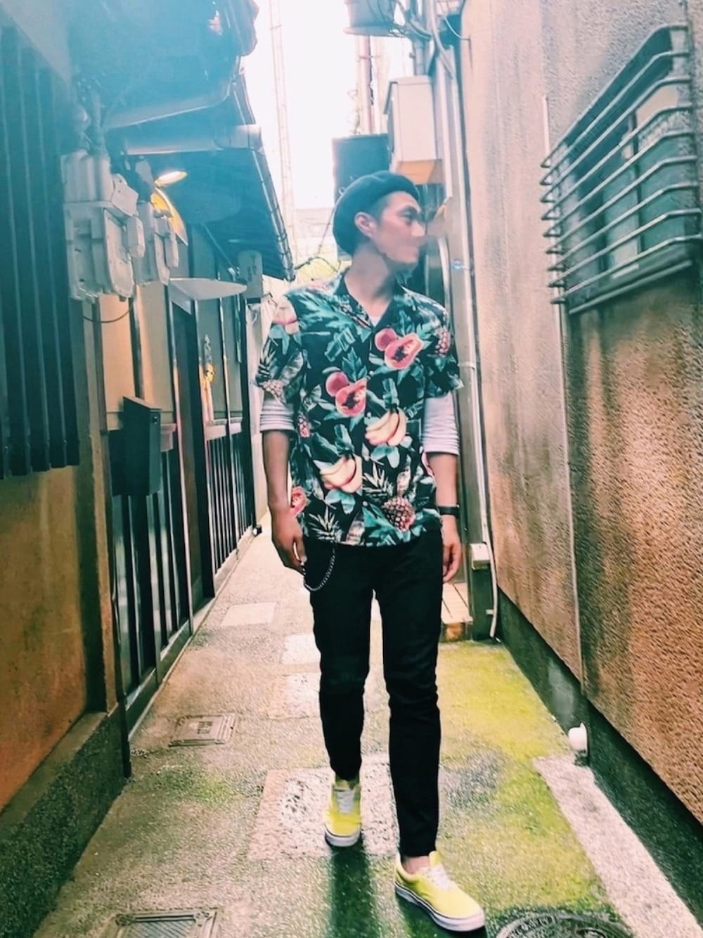 「ベレー帽、柄シャツ、大人カジュアル、アロハシャツ、モノトーン、スキニーデニム、VANS、これが私をアゲる服、路地裏」｜「BEAMSのBEAMS / リネン ベレー（ハンチング/ベレー帽、ブラック系）」を使った、Papasさん（メンズ・176cm）の春コーディネートの1枚目の写真