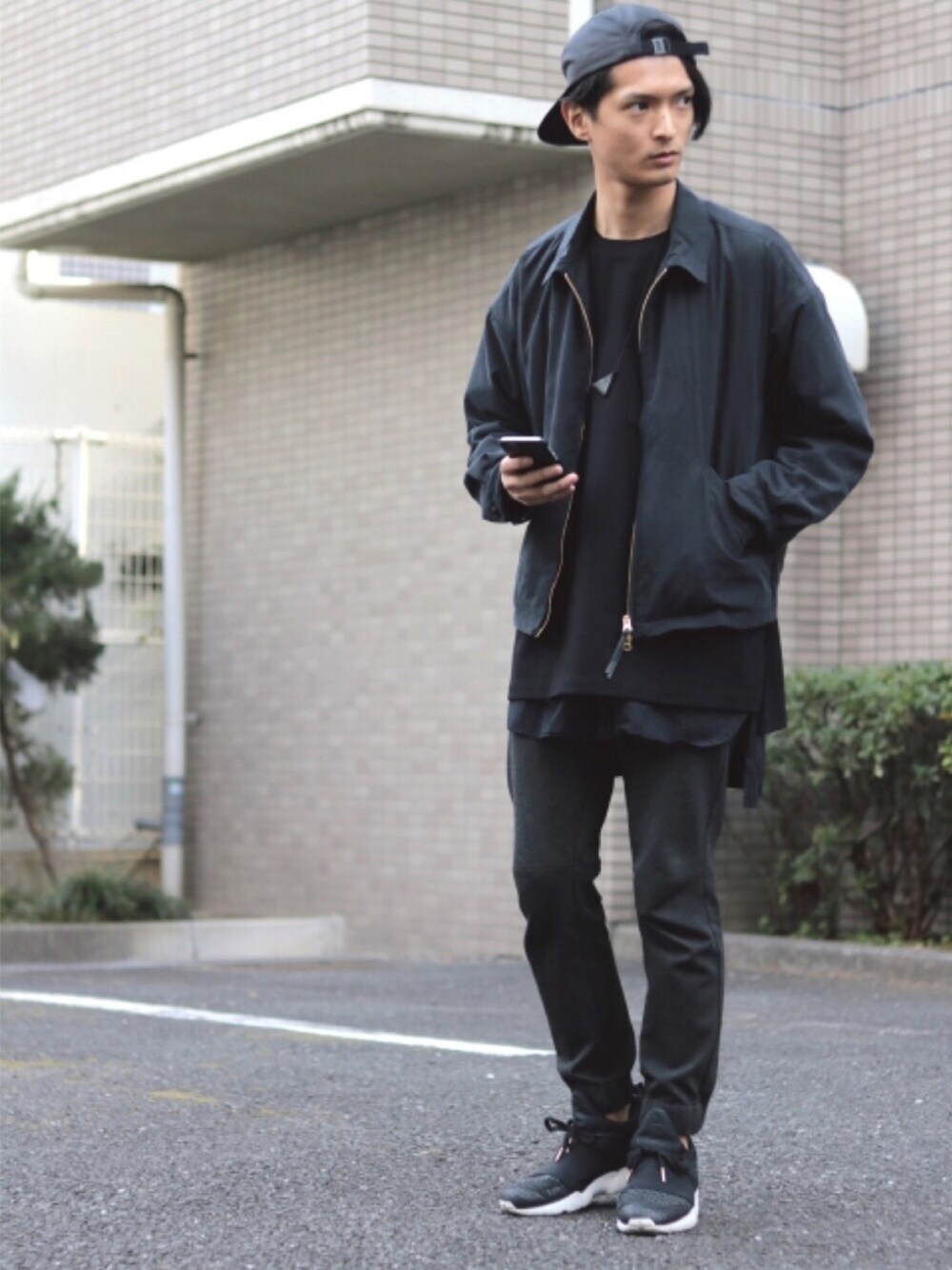ブラック系のブルゾン、ブラック系のTシャツ/カットソー、グレー系のシャツ/ブラウスを着用したメンズの冬コーディネートの1枚目の写真