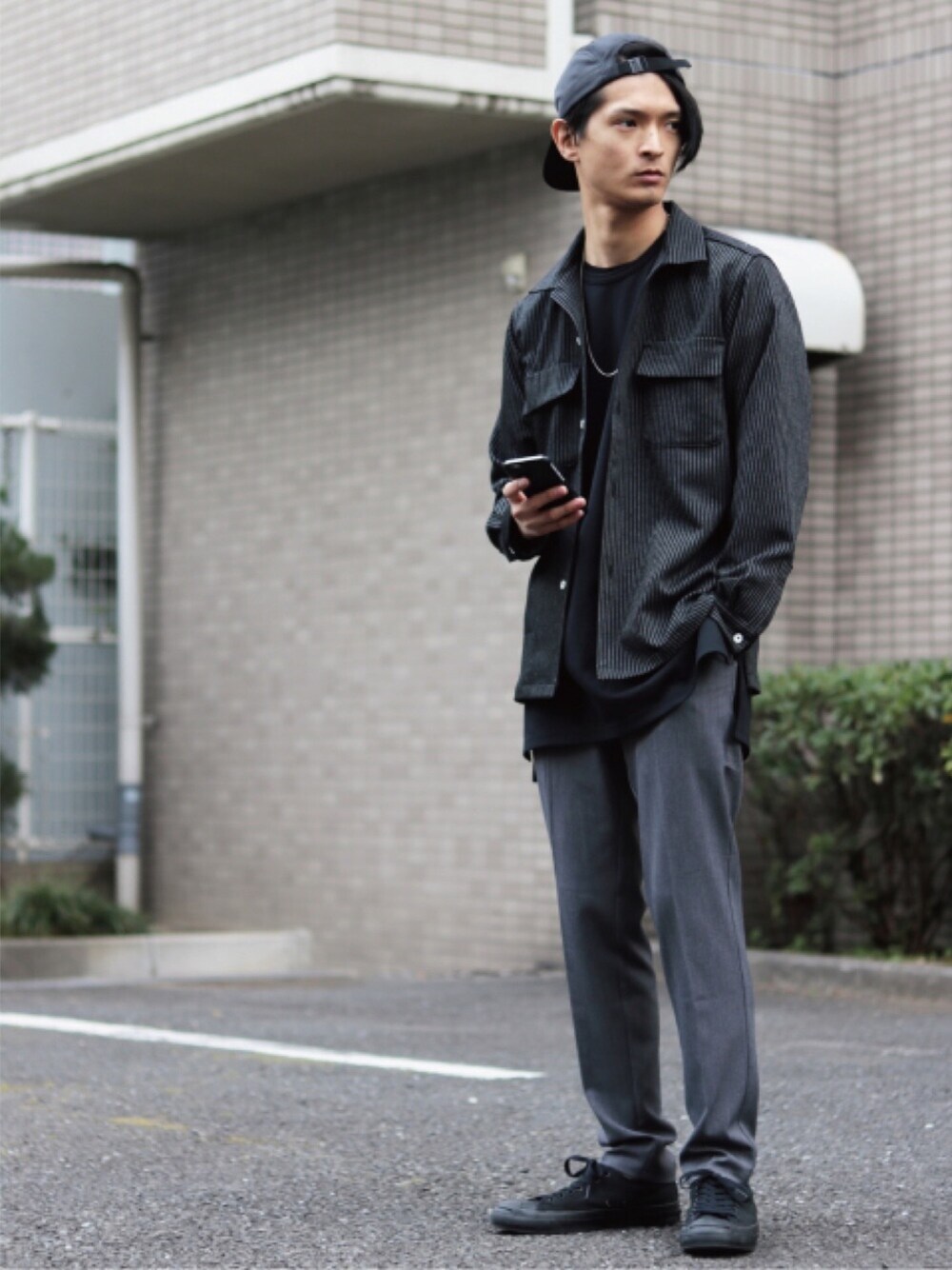 「Junred、カジュアル、オープンカラーシャツ、イージーパンツ、キャップ、ジェットキャップ、モノトーン、シンプル、39PANTS、kure.」｜「JUNREDの【39 PANTS】イージースラックス（その他パンツ、グレー系）」を使った、KURE.さん（メンズ・174cm）の春コーディネートの1枚目の写真