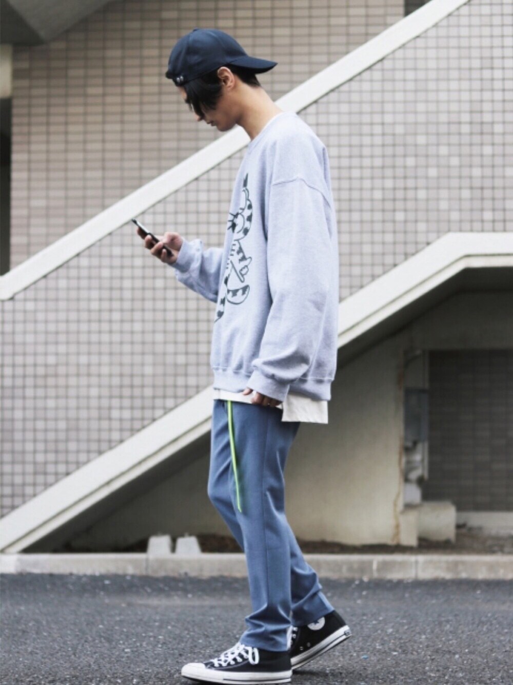 グレー系のトップス、ホワイト系のTシャツ/カットソー、ブルー系のその他パンツを着用したメンズの春コーディネートの1枚目の写真