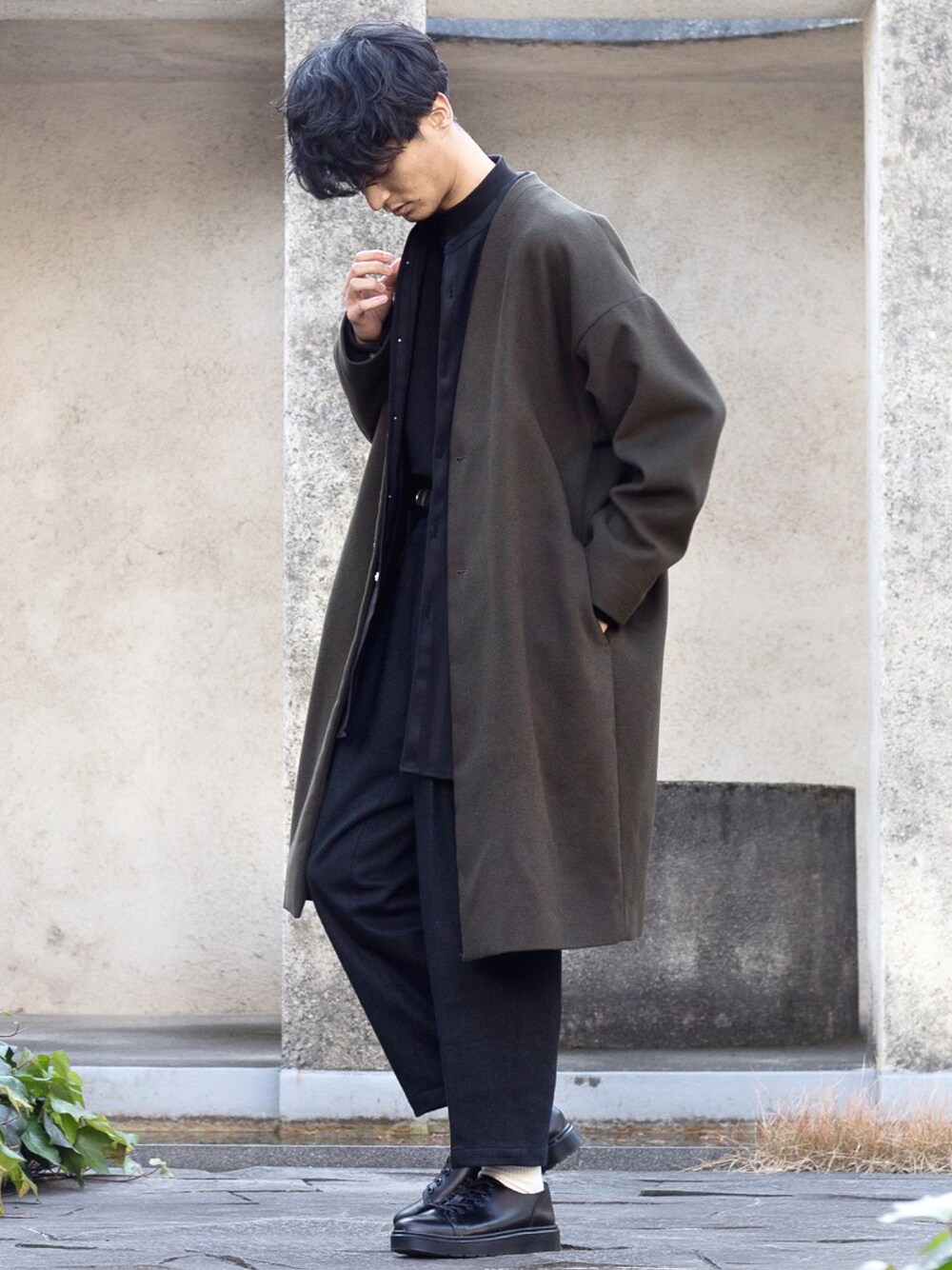 グリーン系のその他アウター、ブラック系のシャツ/ブラウス、ブラック系のTシャツ/カットソーを着用したメンズの冬コーディネートの1枚目の写真