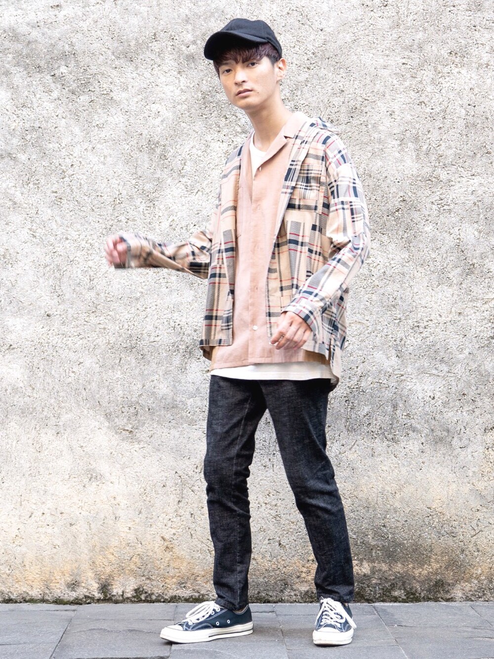 ベージュ系のシャツ/ブラウス、ベージュ系のシャツ/ブラウス、ブラック系のその他パンツを着用したメンズの夏コーディネートの1枚目の写真