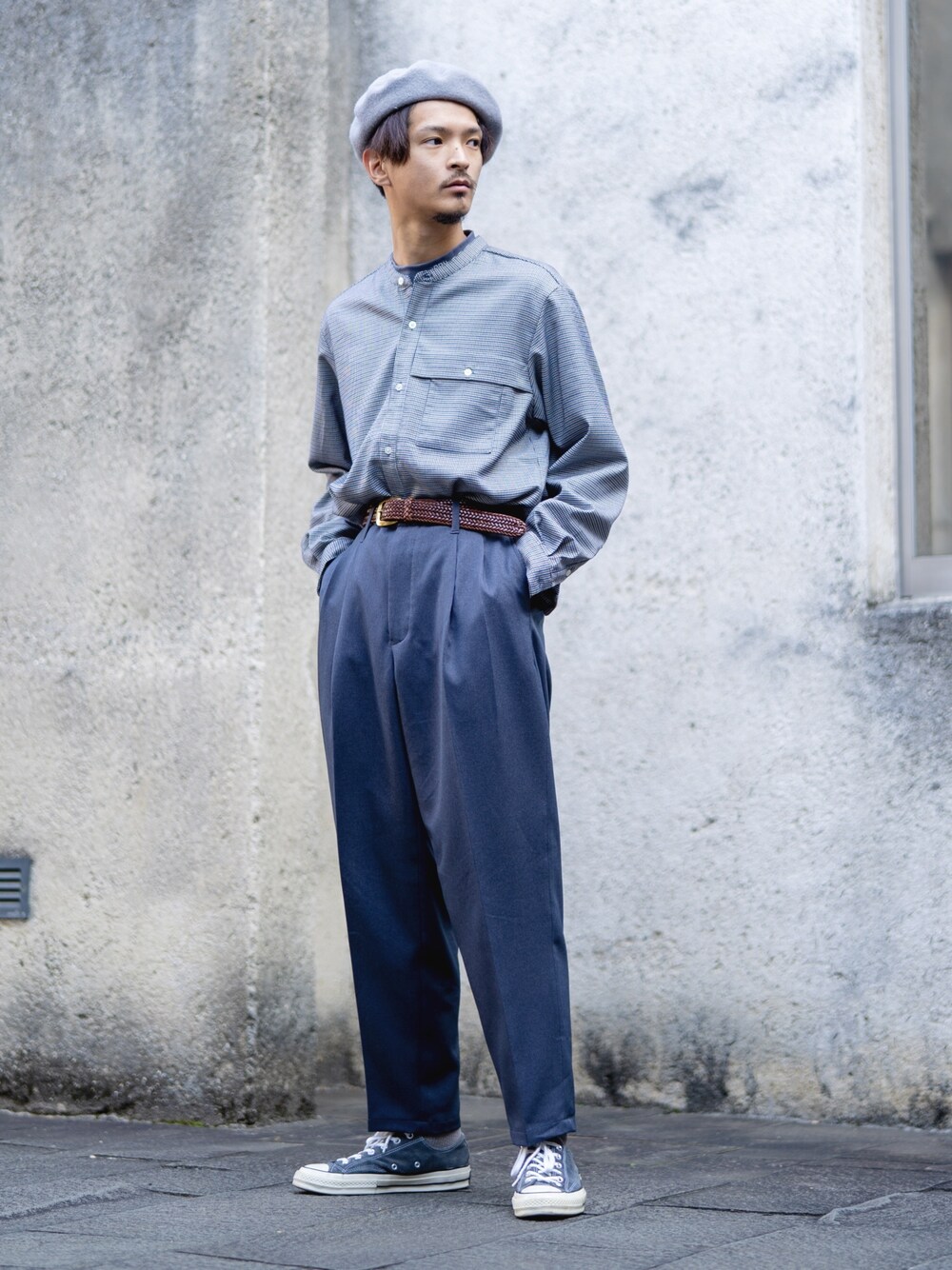 「Junred、シンプル、スニーカー、キレイめ、タックイン、バンドカラー、モックネック、ベレー帽、タックパンツ、converse」｜「JUNREDのハウンドトゥースバンドカラーシャツ（シャツ/ブラウス、グレー系）」を使った、KURE.さん（メンズ・174cm）の秋コーディネートの1枚目の写真