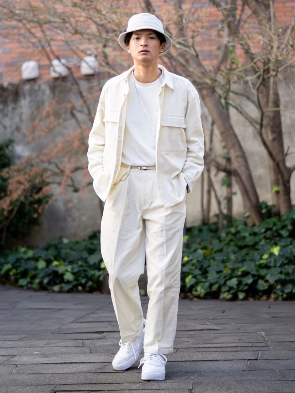 ホワイト系のシャツ/ブラウス、ホワイト系のその他パンツ、ホワイト系のTシャツ/カットソーを着用したメンズの冬コーディネートの1枚目の写真