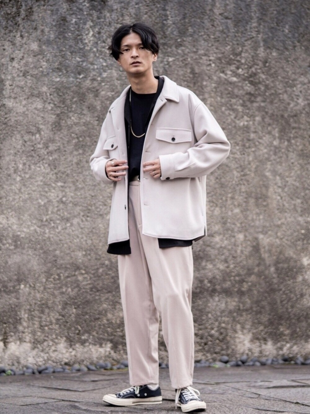 ベージュ系のブルゾン、ベージュ系のその他パンツ、ブラック系のシャツ/ブラウスを着用したメンズの秋コーディネートの1枚目の写真