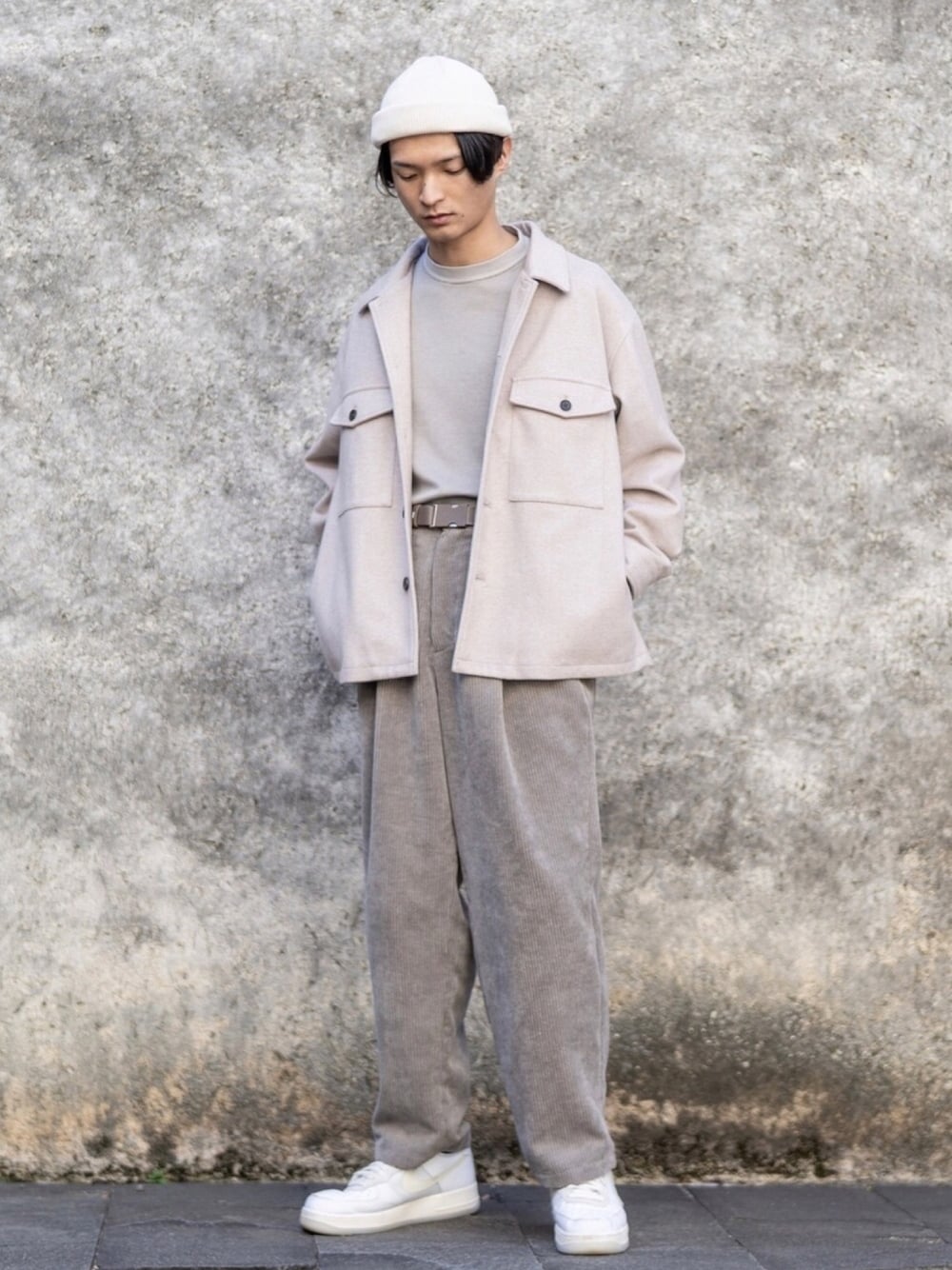 ベージュ系のブルゾン、グレー系のその他パンツ、ベージュ系のTシャツ/カットソーを着用したメンズの秋コーディネートの1枚目の写真