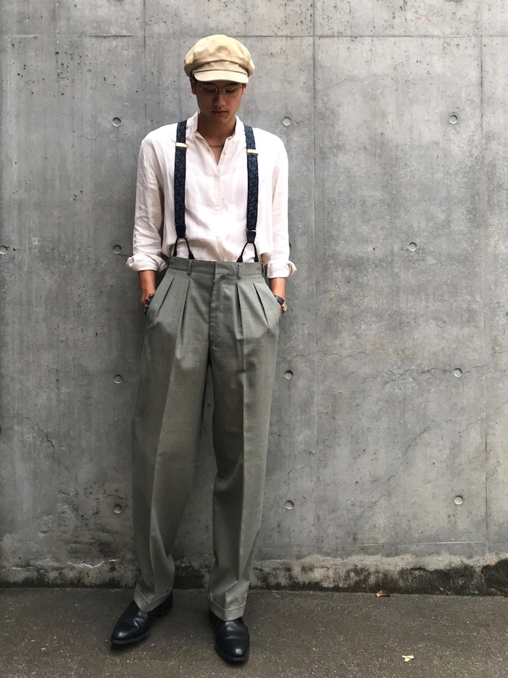 「シャツスタイル、サスペンダー、キャスケット、古着、タックイン、スラックス、ブーツ、ノーカラーシャツ、めがね、アースカラー」｜「wilsonのアイテム（キャスケット、ベージュ系）」を使った、taxinさん（メンズ・187cm）の夏コーディネートの1枚目の写真