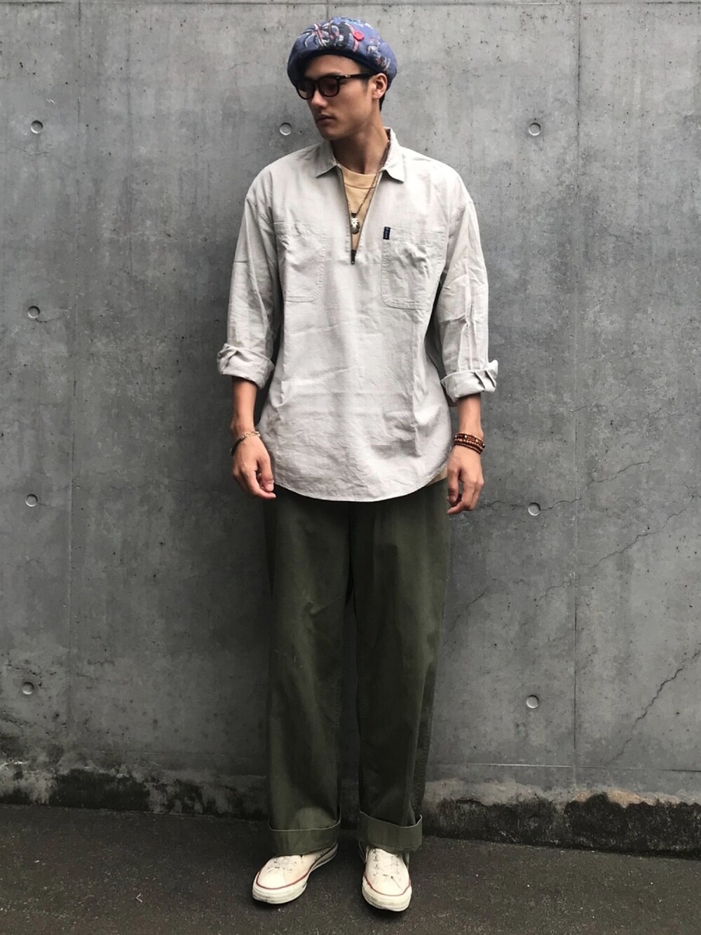 「アースカラー、コンバース、converse、スニーカー、ハイカットスニーカー、古着、サングラス、ワイドパンツ、カーキ、オールスター」｜「SEVESKIGのSEVESKIG/セヴシグ/ALOHA BERET（ハンチング/ベレー帽、ブルー系）」を使った、taxinさん（メンズ・187cm）の夏コーディネートの1枚目の写真