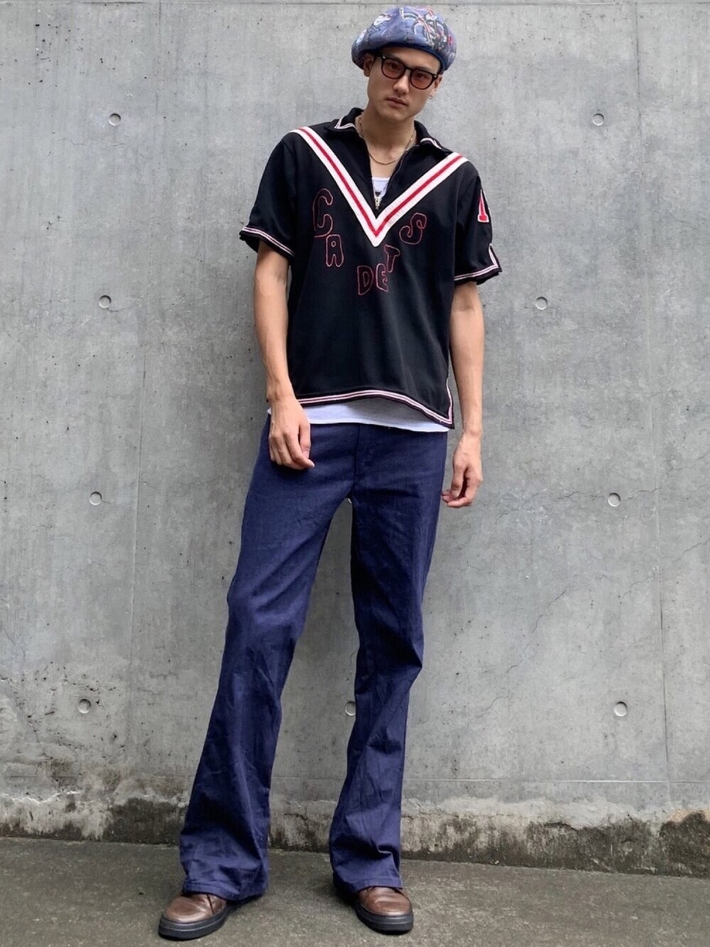 「フレアパンツ、ベルボトム、vintage、古着、ネイビー、サングラス、キャスケット、ベレー帽、夏コーデ、マリン」｜「SEVESKIGのSEVESKIG/セヴシグ/ALOHA BERET（ハンチング/ベレー帽、ブルー系）」を使った、taxinさん（メンズ・188cm）の夏コーディネートの1枚目の写真
