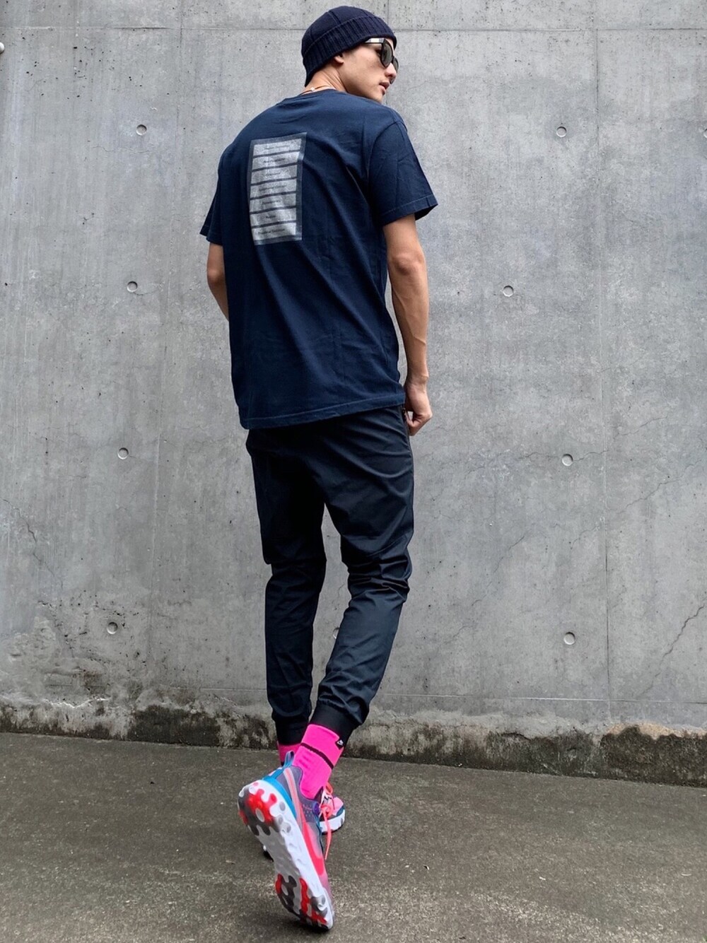 「カジュアル、スポーツミックス、NIKE、react element87、スニーカー、シンプル、ストリート、ニットキャップ、ピンク、夏」｜「A.P.C.のBONNET FOREST 17A（ニットキャップ/ビーニー、ブルー系）」を使った、taxinさん（メンズ・188cm）の夏コーディネートの1枚目の写真