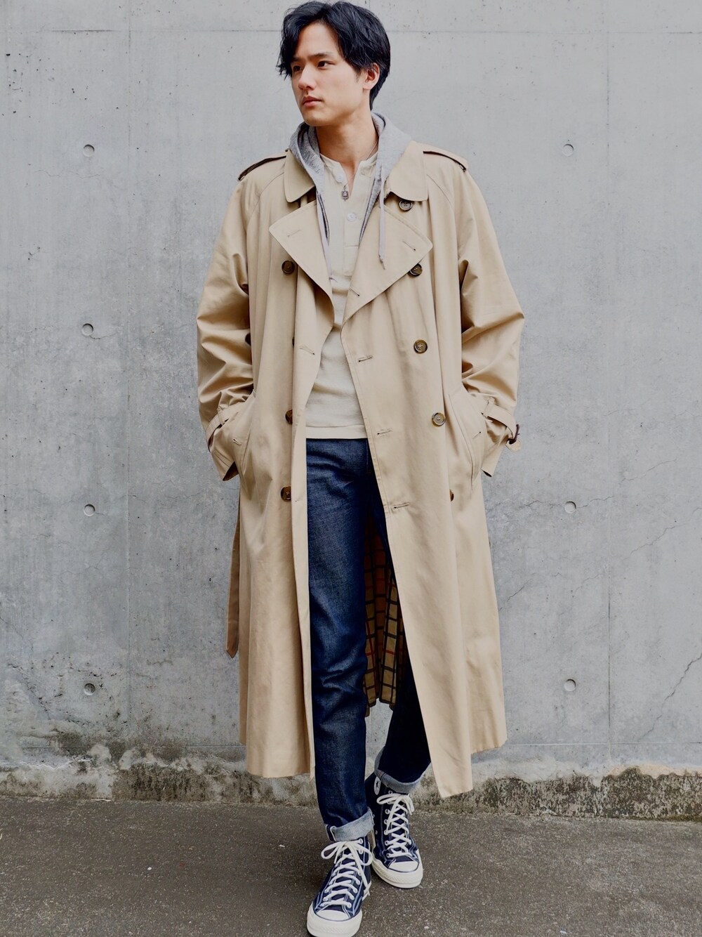 「春コーデ、トレンチコート、古着コーデ、A.P.C.、デニムパンツ、ct70」｜「N.HOOLYWOODのアイテム（パーカー、グレー系）」を使った、taxinさん（メンズ・187cm）の春コーディネートの1枚目の写真