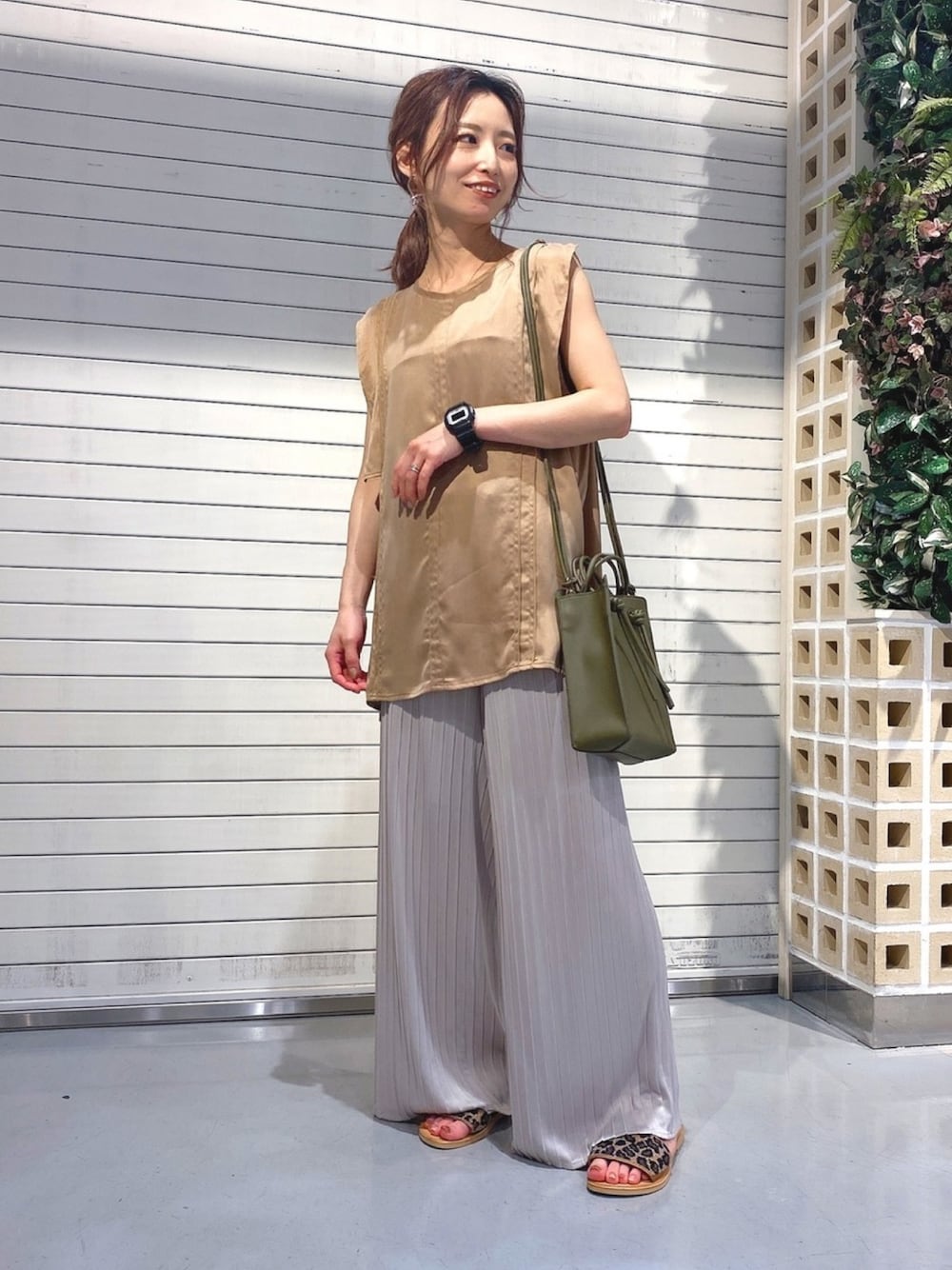 「シンプルコーデ、大人コーデ、低身長コーデ、プリーツパンツ、ノースリーブ、レオパード、なんばマルイ、JEANASiS、ootd、カジュアルコーデ」｜「JEANASISのBOX2WAYBAG/892765（ショルダーバッグ、グリーン系）」を使った、MiHOさん（レディース・150cm）の夏コーディネートの1枚目の写真