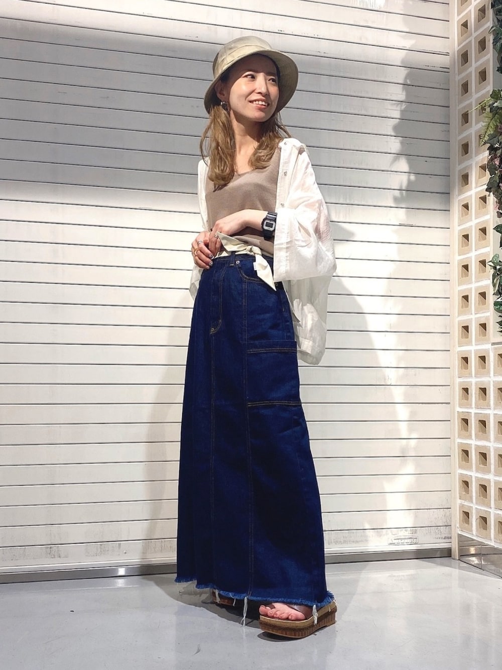 「大人カジュアル、ootd、低身長コーデ、デニムスカート、シアーシャツ、バケットハット、夏コーデ、なんばマルイ、ジーナシス、JEANASiS」｜「JEANASISのシアーREGショートシャツSS/886913（シャツ/ブラウス、ホワイト系）」を使った、MiHOさん（レディース・150cm）の夏コーディネートの1枚目の写真
