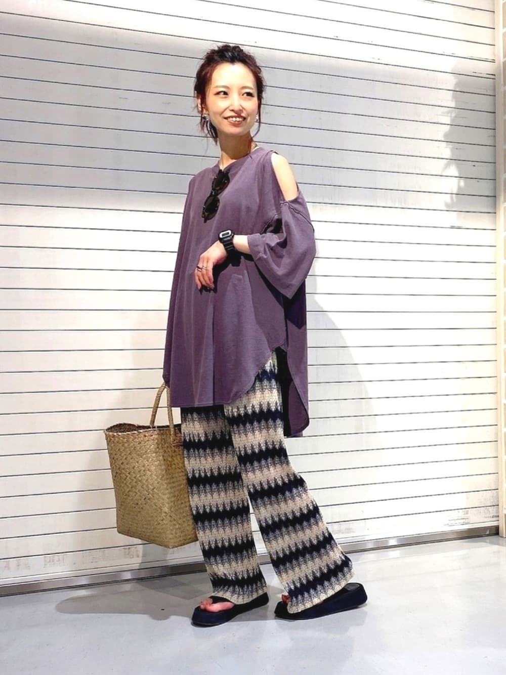 「大人カジュアル、ootd、低身長コーデ、パープル、柄パンツ、夏コーデ、リラックススタイル、ジーナシス、JEANASiS、なんばマルイ」｜「JEANASISのワンサイドオープンショルダーＴ/888417（Tシャツ/カットソー、パープル系）」を使った、MiHOさん（レディース・150cm）の夏コーディネートの1枚目の写真