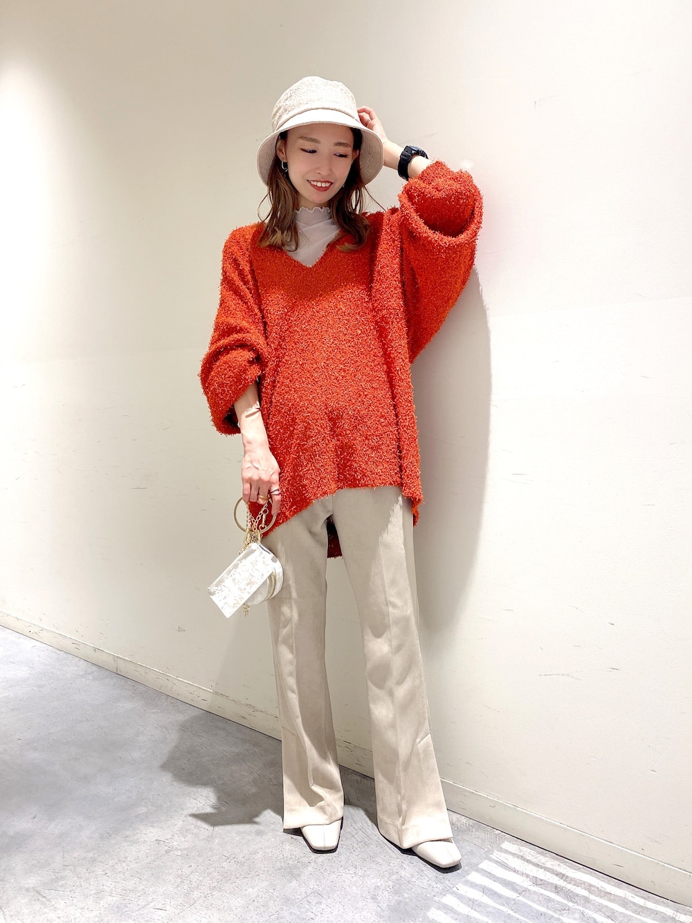 「大人カジュアル、低身長コーデ、フレアパンツ、オレンジニット、レイヤードスタイル、バケットハット、JEANASiS、ジーナシス、なんばマルイ」｜「JEANASISの7Gファンシーンヤーンプルオーバー/895694（ニット/セーター、オレンジ系）」を使った、MiHOさん（レディース・150cm）の秋コーディネートの1枚目の写真
