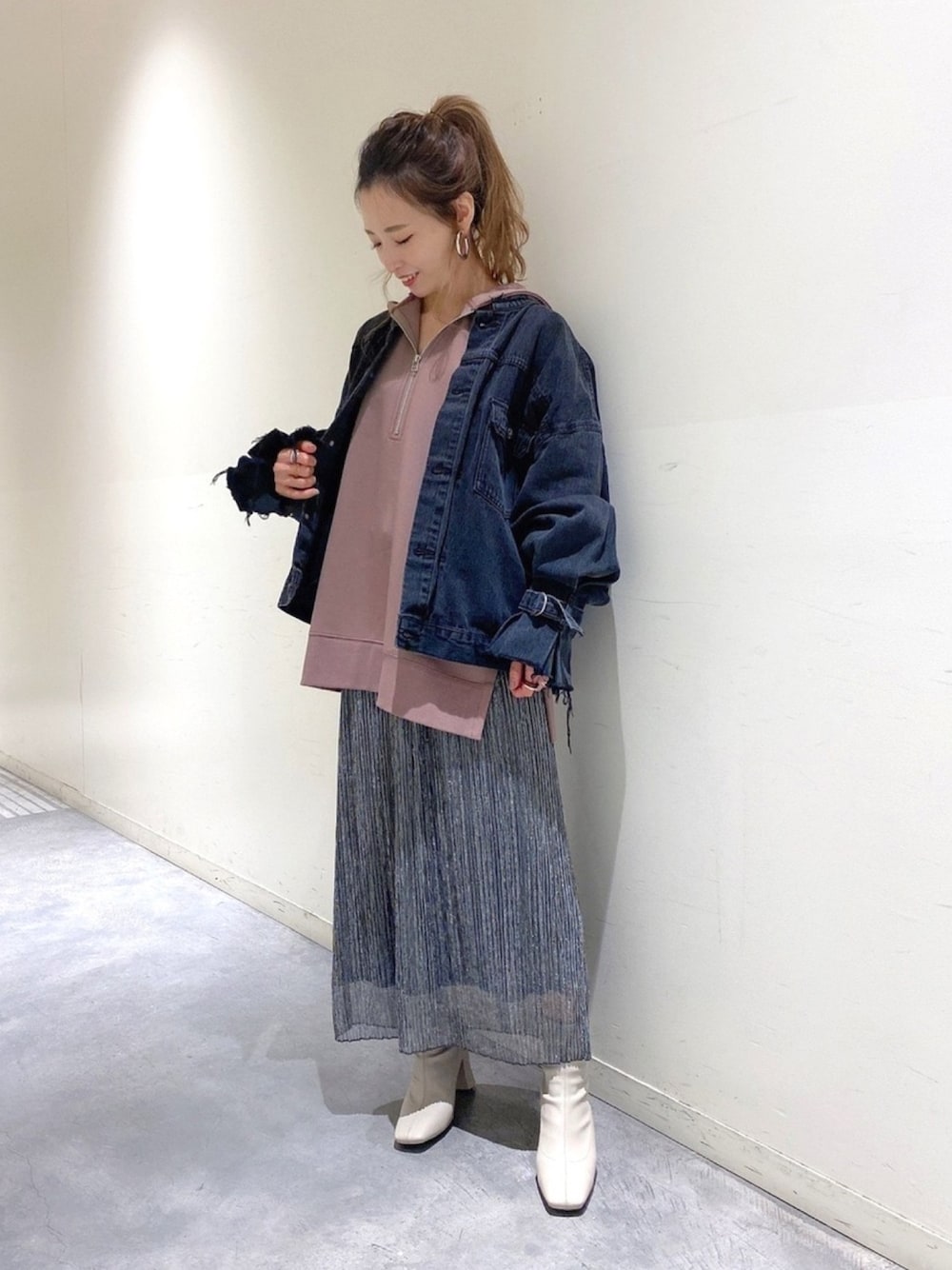 「オトナカジュアル、秋コーデ、Gジャン、フーディー、ナロースカート、スカート、ブーツ、低身長コーデ、ジーナシス、JEANASiS」｜「JEANASISのノーカラーGジャン/897915（デニムジャケット、ブラック系）」を使った、MiHOさん（レディース・150cm）の秋コーディネートの1枚目の写真