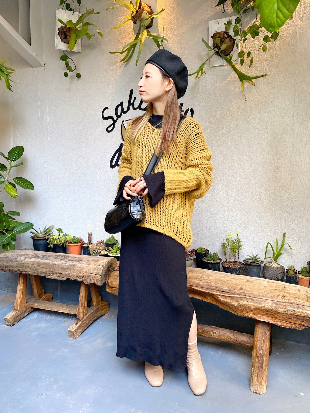 「大人コーデ、低身長コーデ、レイヤードスタイル、ニットワンピース、モヘアニット、ショルダーバッグ、クロコダイル、ストレッチブーツ、JEANASiS、ジーナシス」｜「JEANASISの2GエアリーモヘヤVプルオーバー/894355（ニット/セーター、イエロー系）」を使った、MiHOさん（レディース・150cm）の秋コーディネートの1枚目の写真