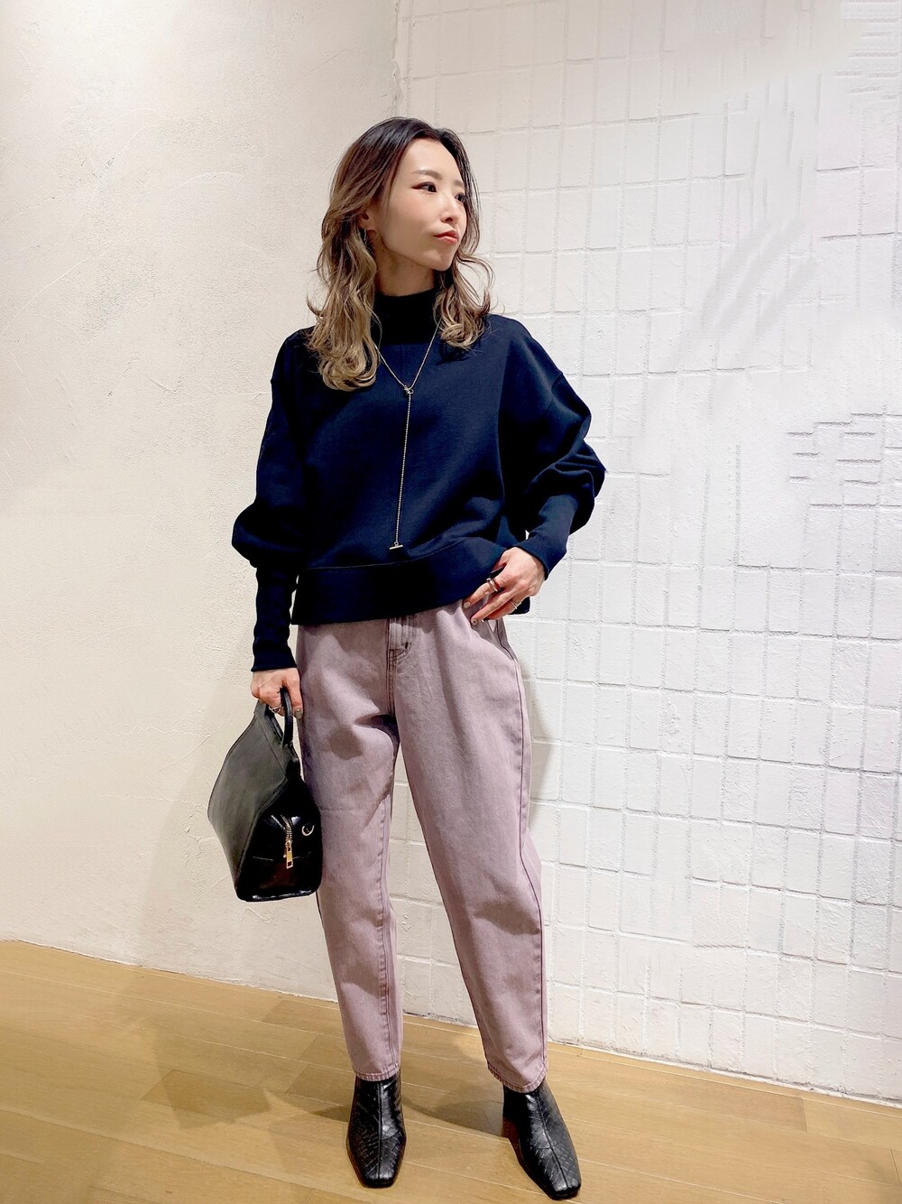 「冬コーデ、カジュアルコーデ、低身長、ootd、デニム、ショート丈、スウェット、JEANASiS、ジーナシス、なんばマルイ」｜「JEANASISのモックネックソデリブショートプルオーバー/927716（スウェット、ブラック系）」を使った、MiHOさん（レディース・150cm）の冬コーディネートの1枚目の写真