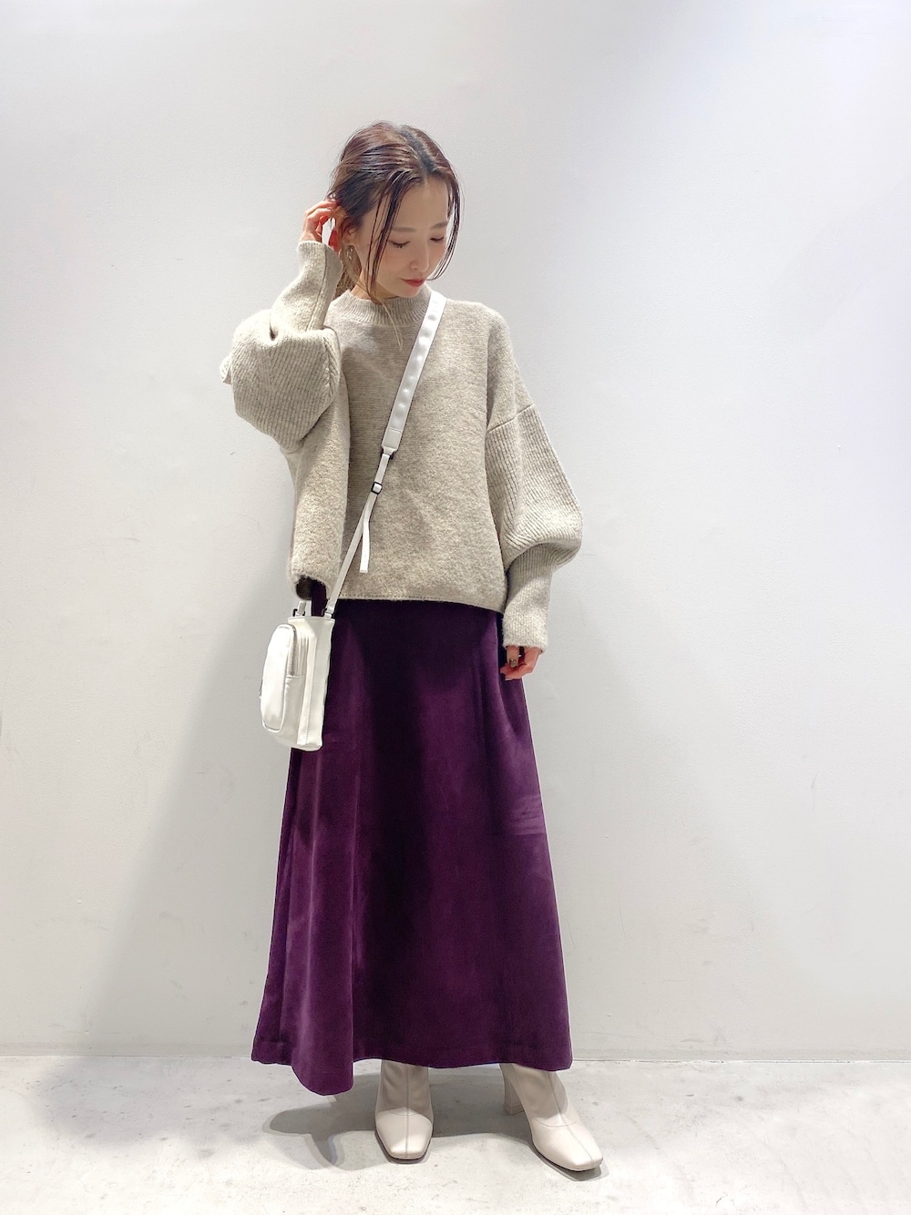 「大人カジュアル、シンプル、低身長コーデ、ショート丈トップス、ニット、スカート、ストレッチブーツ、ジーナシス、JEANASiS」｜「JEANASISの５G二ジュウウスショートプルオーバー/925771（ニット/セーター、ベージュ系）」を使った、MiHOさん（レディース・150cm）の冬コーディネートの1枚目の写真