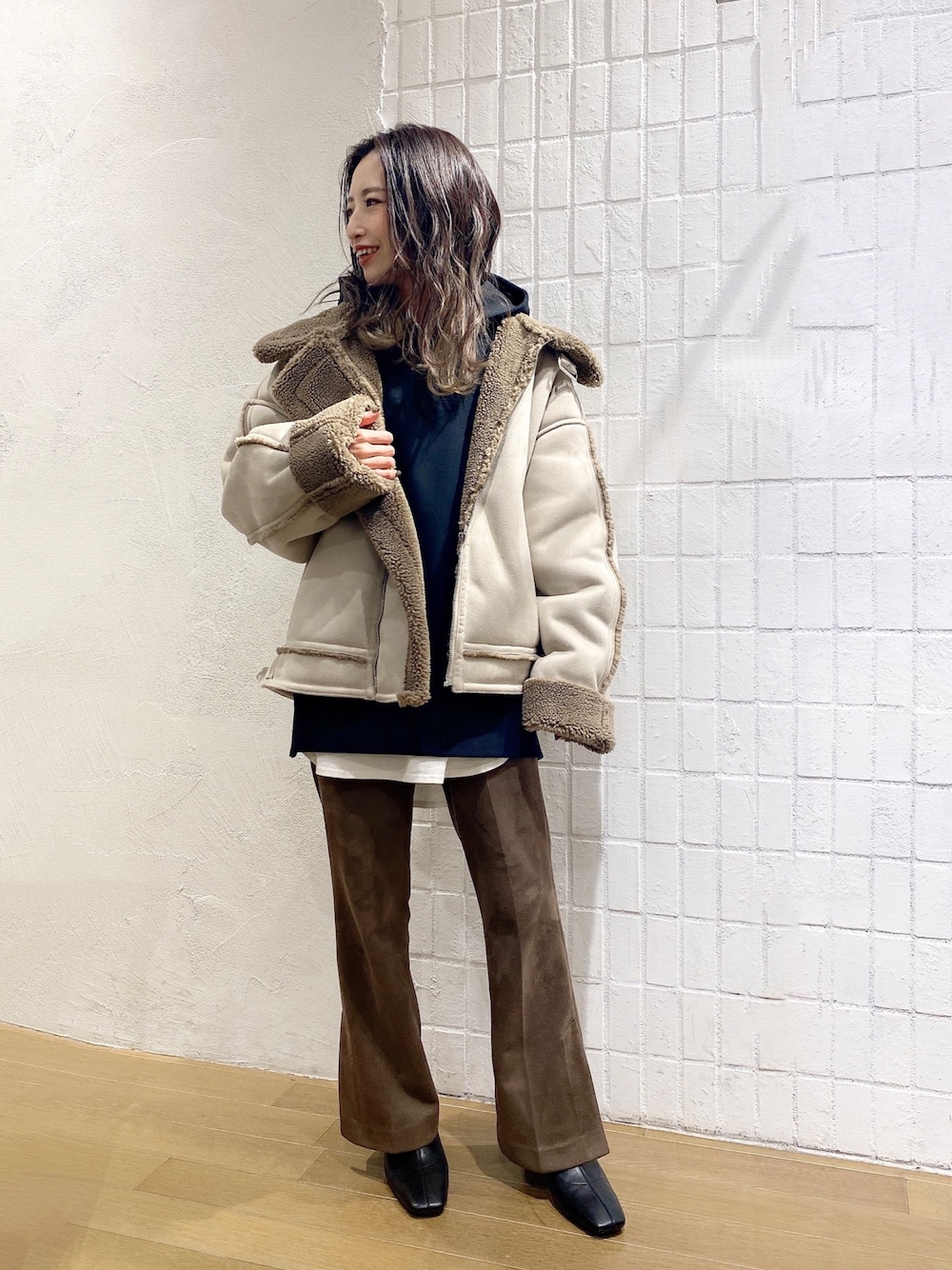 「オトナカジュアル、ベージュ、B-3、フレアパンツ、フーディー、ストレッチブーツ、低身長、低身長コーデ、レイヤードスタイル、ジーナシス」｜「JEANASISのボアB-3/918887（ムートンコート、ベージュ系）」を使った、MiHOさん（レディース・150cm）の冬コーディネートの1枚目の写真