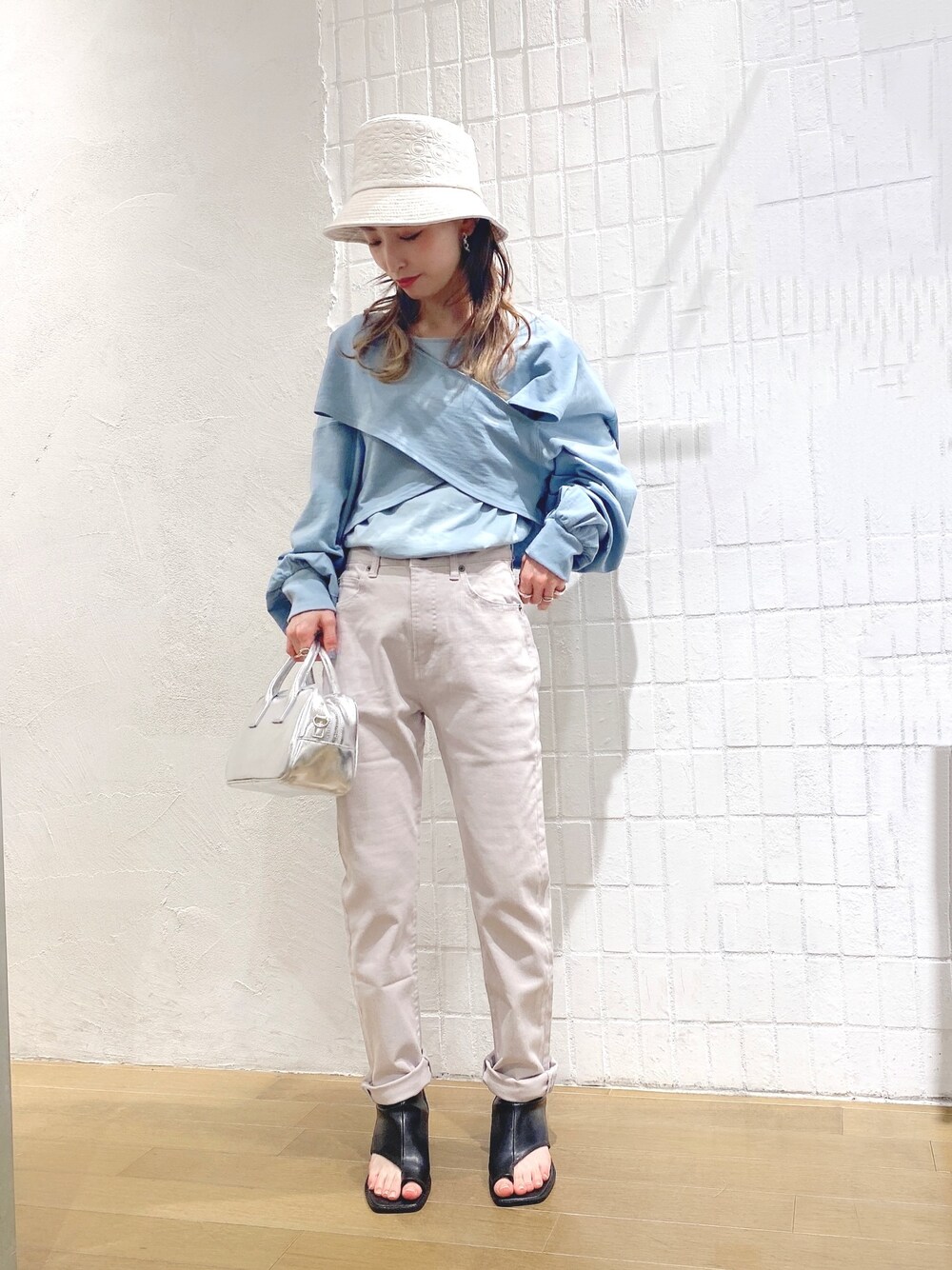 「大人カジュアル、春コーデ、シンプル、低身長、ootd、デニム、変形トップス、バケットハット、カットソー、jeanasis」｜「JEANASISのエンボスガラバケハ/931205（ハット、ホワイト系）」を使った、MiHOさん（レディース・150cm）の春コーディネートの1枚目の写真