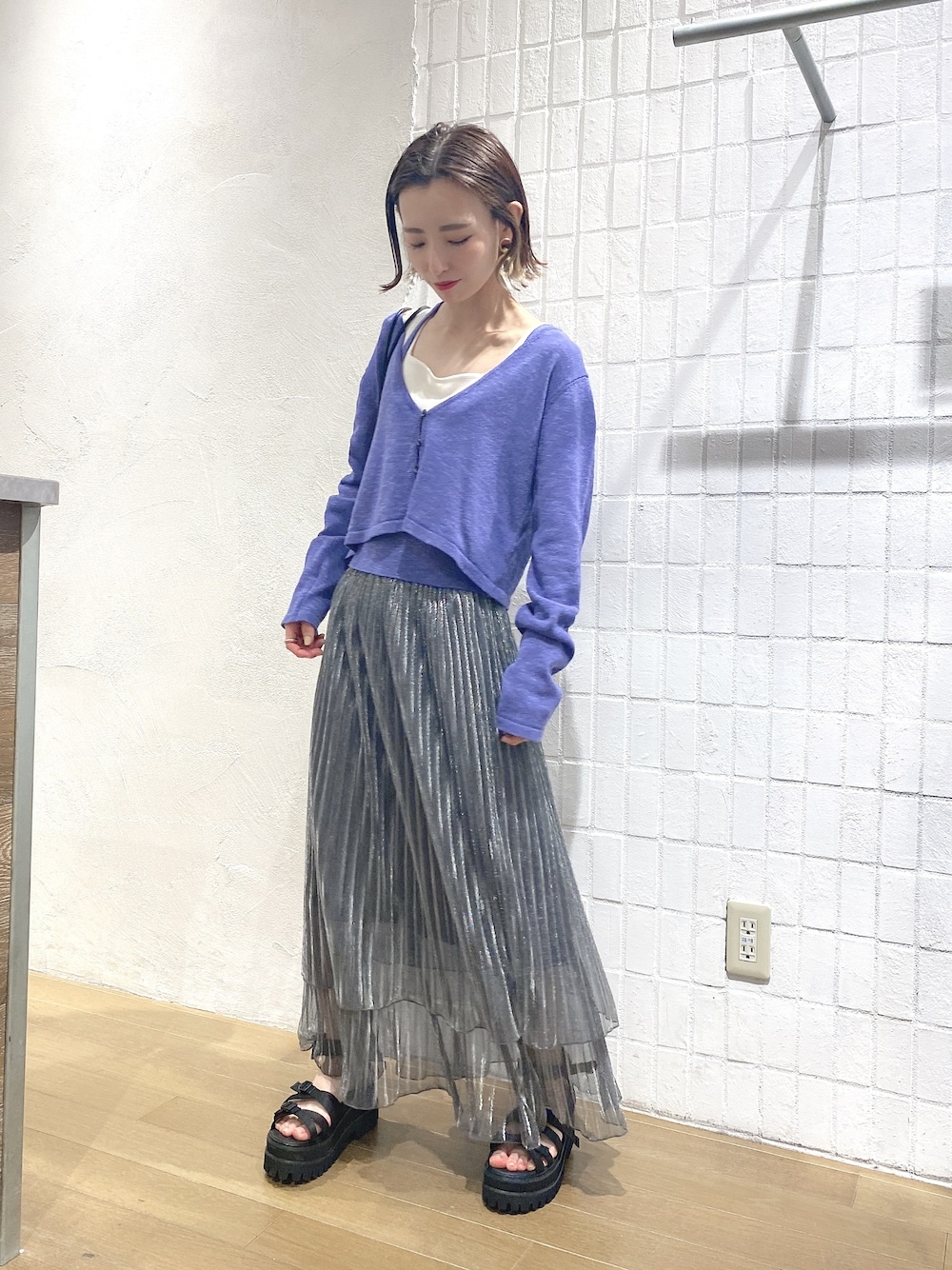 「大人カジュアル、春コーデ、春カラースタイル、低身長コーデ、低身長女子、春ニット、スカート、シアー、サンダル、JEANASiS」｜「JEANASISの7GライトテンジクショートVカーディガン/942150（カーディガン/ボレロ、パープル系）」を使った、MiHOさん（レディース・150cm）の春コーディネートの1枚目の写真