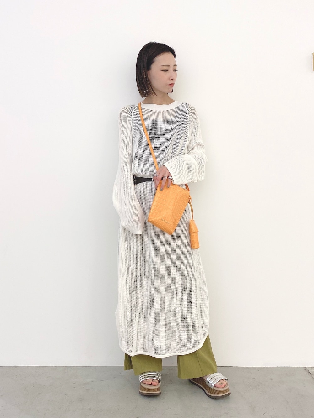 「オトナカジュアル、低身長、メッシュニット、ベルト、レイヤード、フレアパンツ、カラーパンツ、ポケットミニショルダー、JEANASiS、ジーナシス」｜「JEANASISの12Ｇメッシュロングプルオーバー/941782（ニット/セーター、ホワイト系）」を使った、MiHOさん（レディース・150cm）の春コーディネートの1枚目の写真